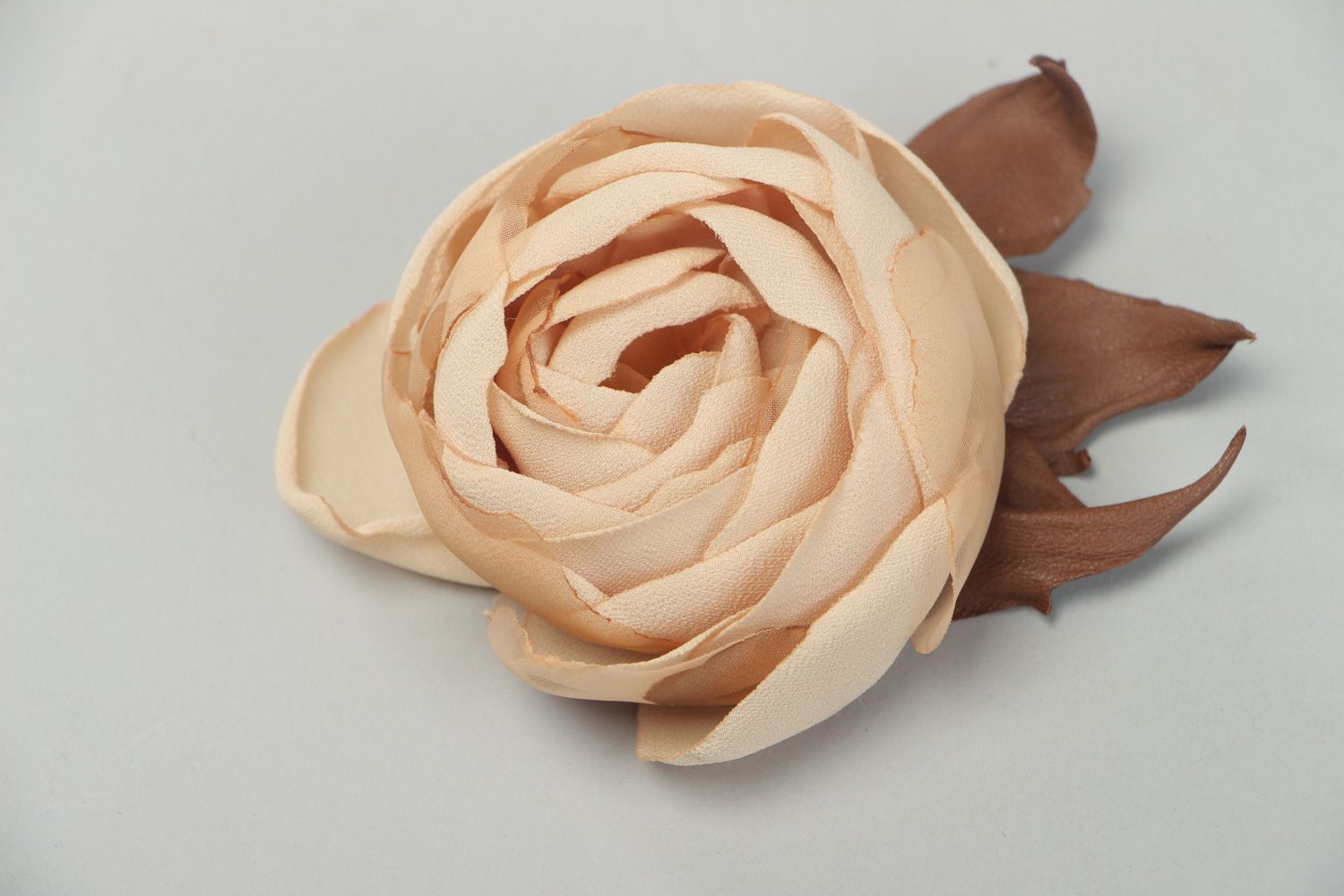 Красивая брошь из натуральной кожи и шифона в виде розы крупная бежевая фото 1
