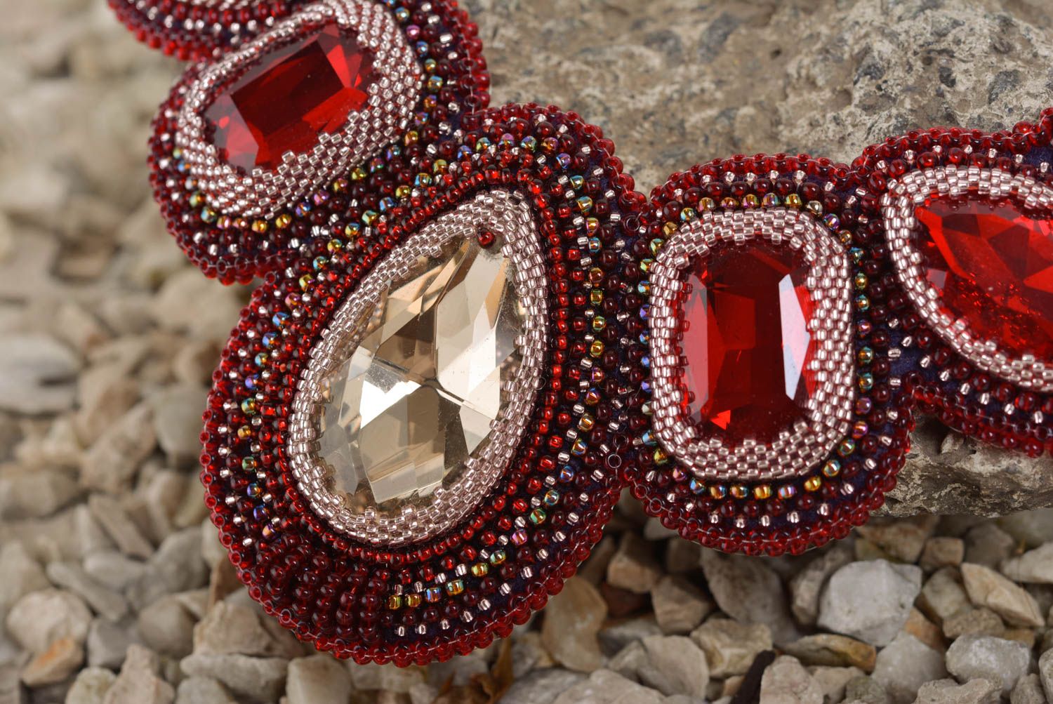 Collier large en perles de rocaille et cabochons en verre fait main rouge Rubis photo 4