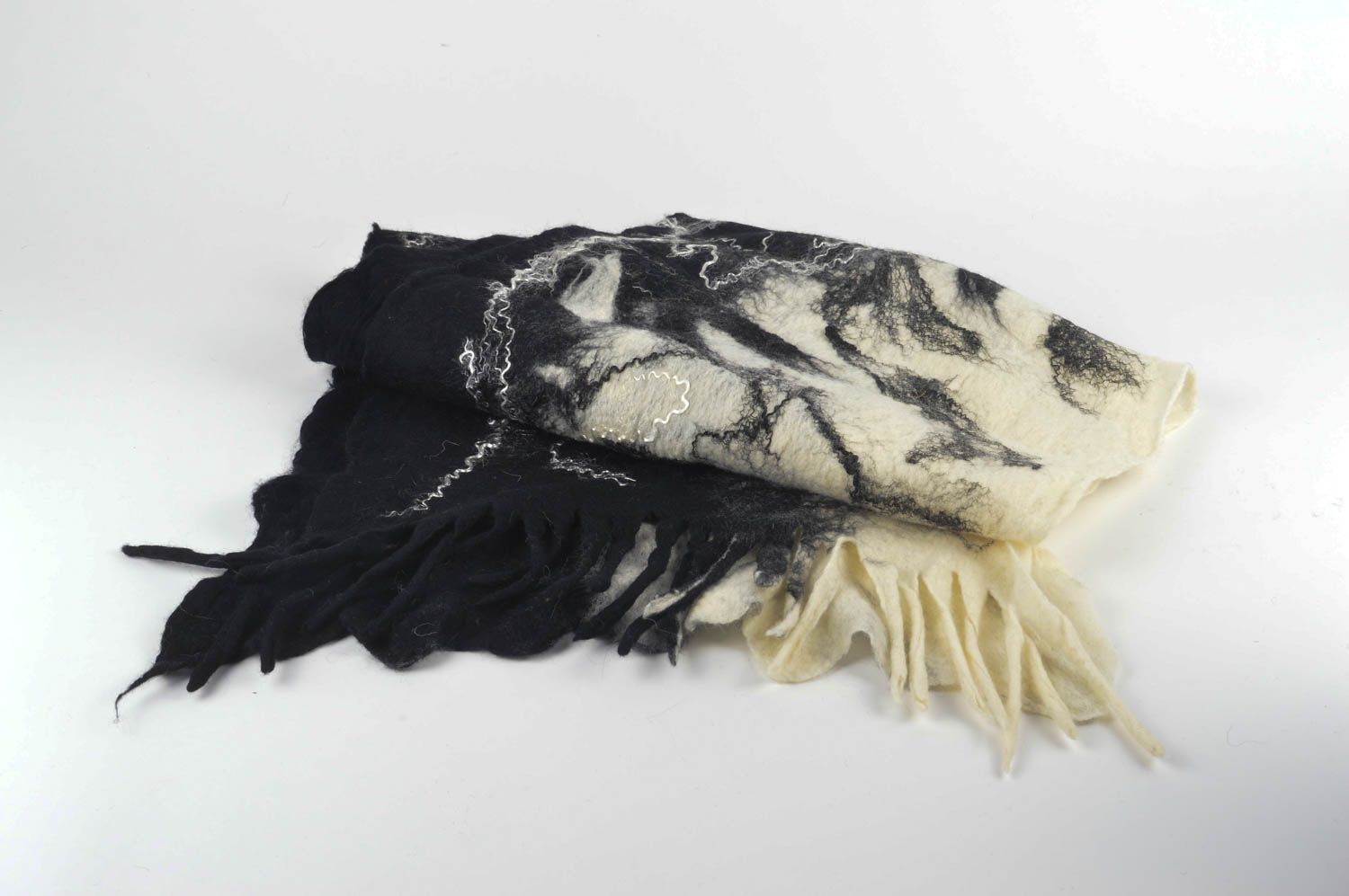 Handmade gefilzter Schal Damen Wollschal warmer Schal schwarz weiß großer Schal  foto 2