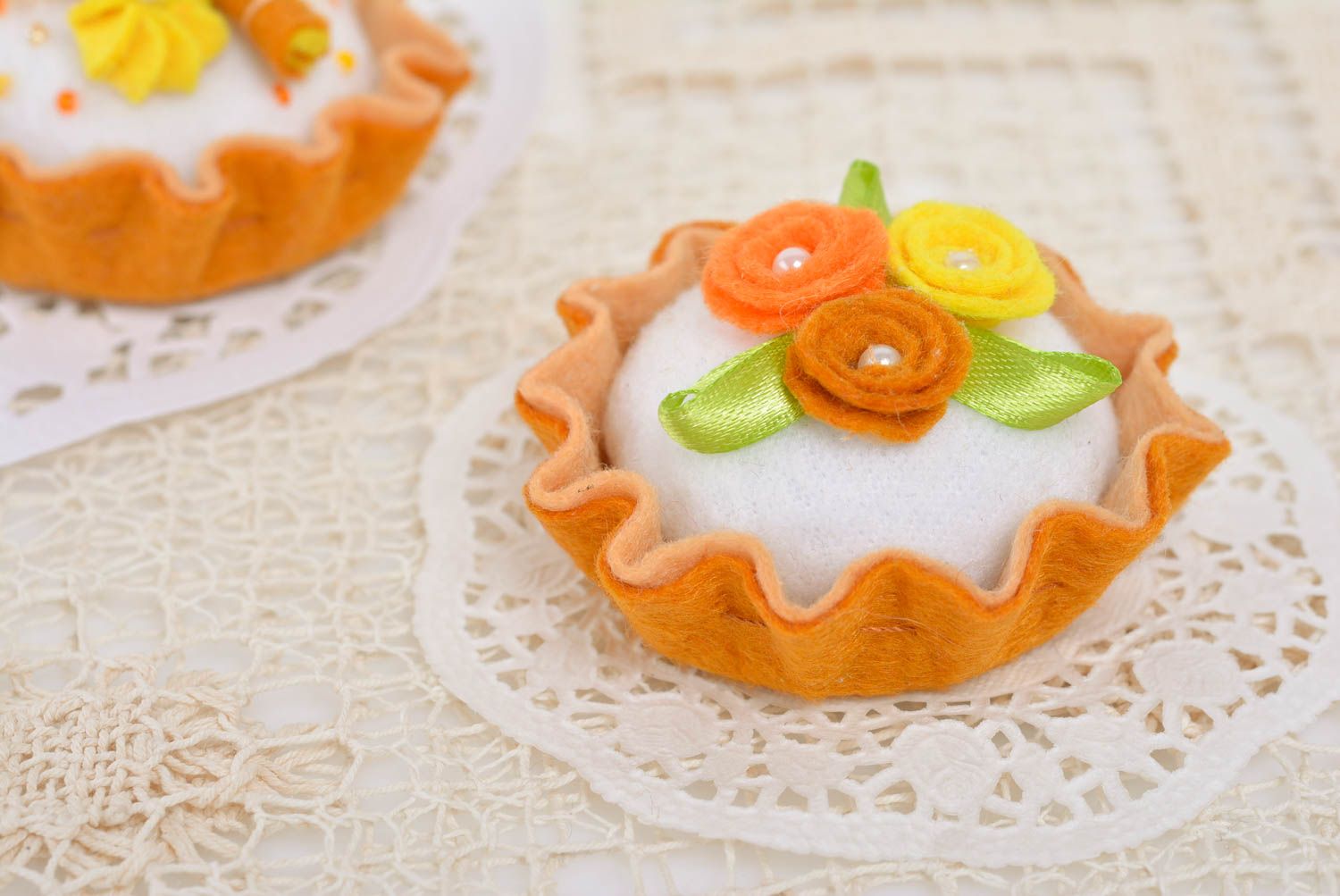 Игольница из фетра мягкая в виде пирожного с яркими цветочками ручной работы фото 2