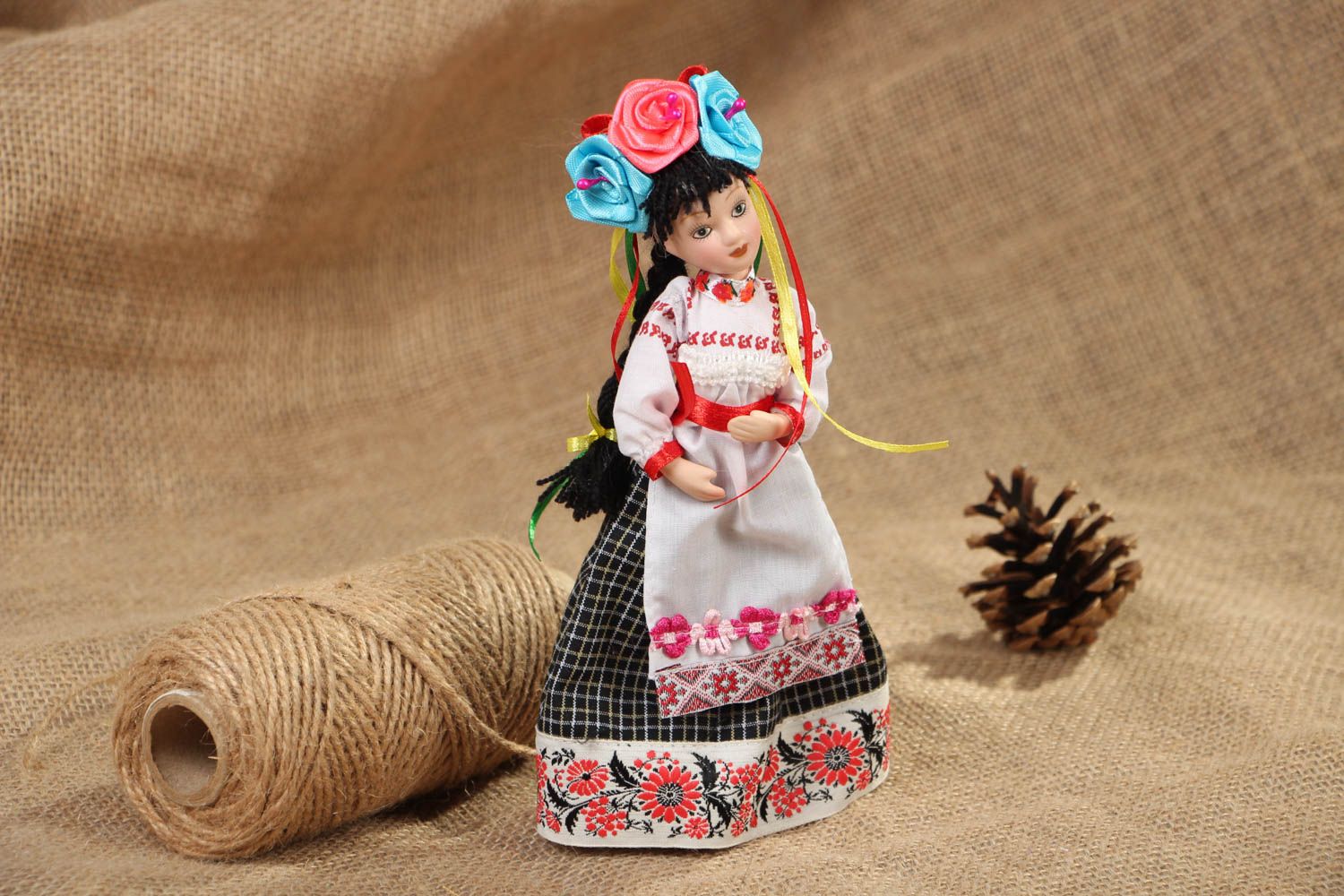 Muñeca de porcelana artesanal en el vestido étnico foto 5