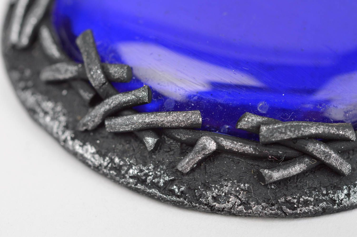 Pendentif en pâte polymère et verre bleu original avec chaîne fait main photo 5