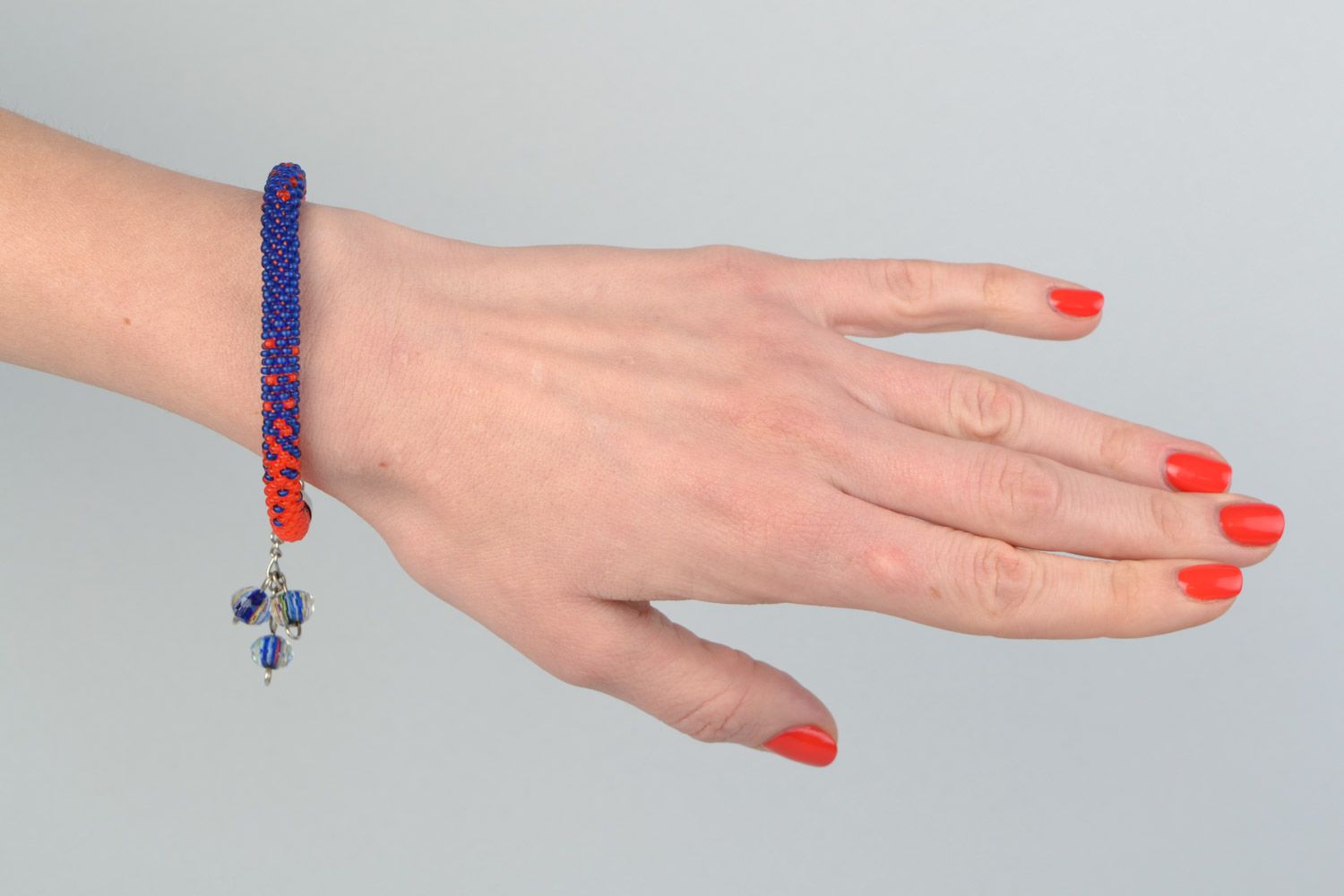 Bracelet crocheté en perles de rocaille et perles fantaisie bleu rouge fait main photo 1