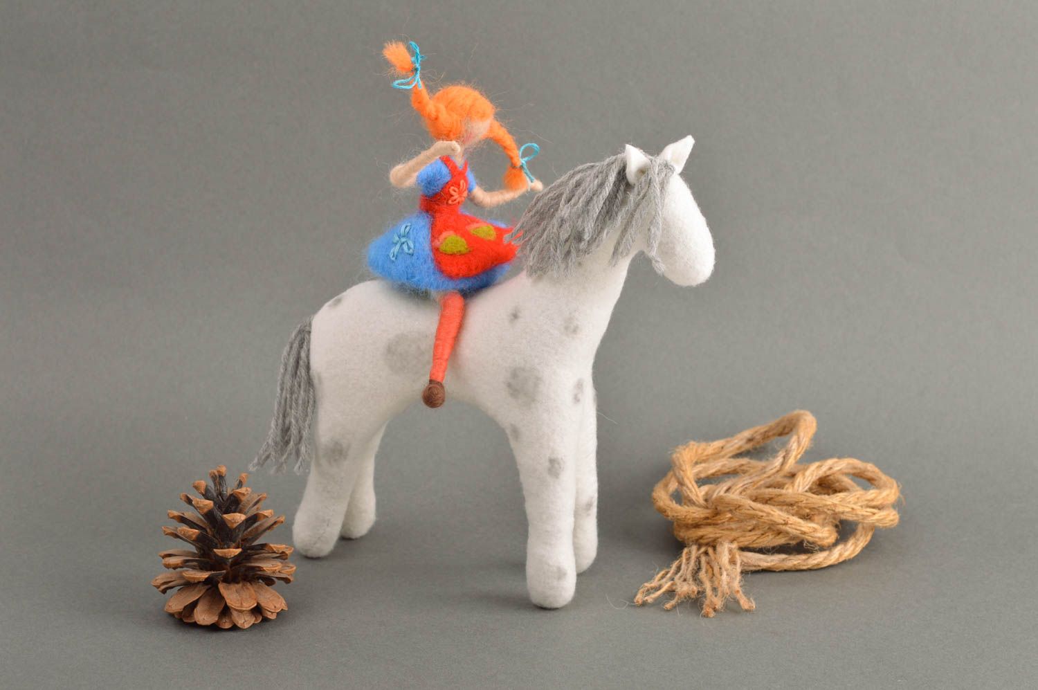 Poupée fille Peluche cheval faites main en laine feutrée Cadeau pour enfant photo 1