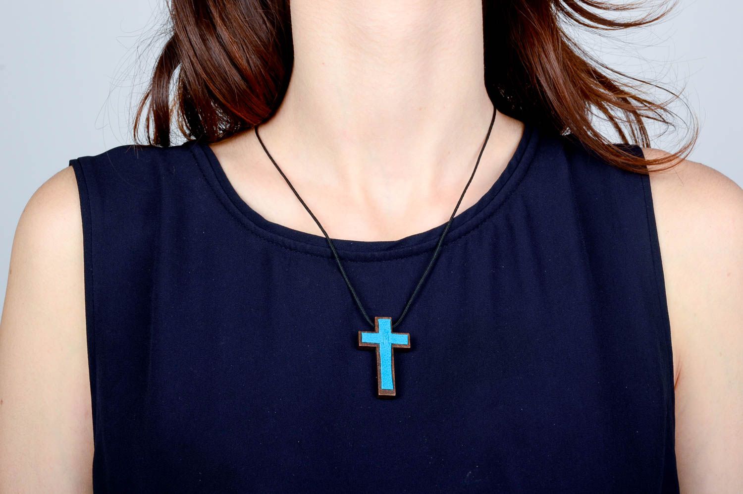 Pendentif croix Bijou fait main en bois et cuir bleu ciel Accessoire femme photo 2
