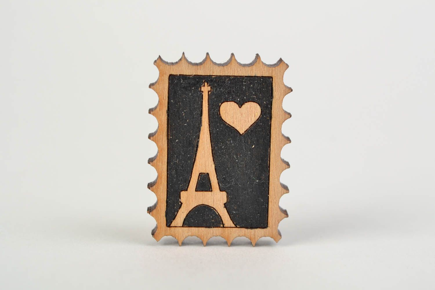 Broche de madera artesanal con forma de sello de torre Eiffel foto 1