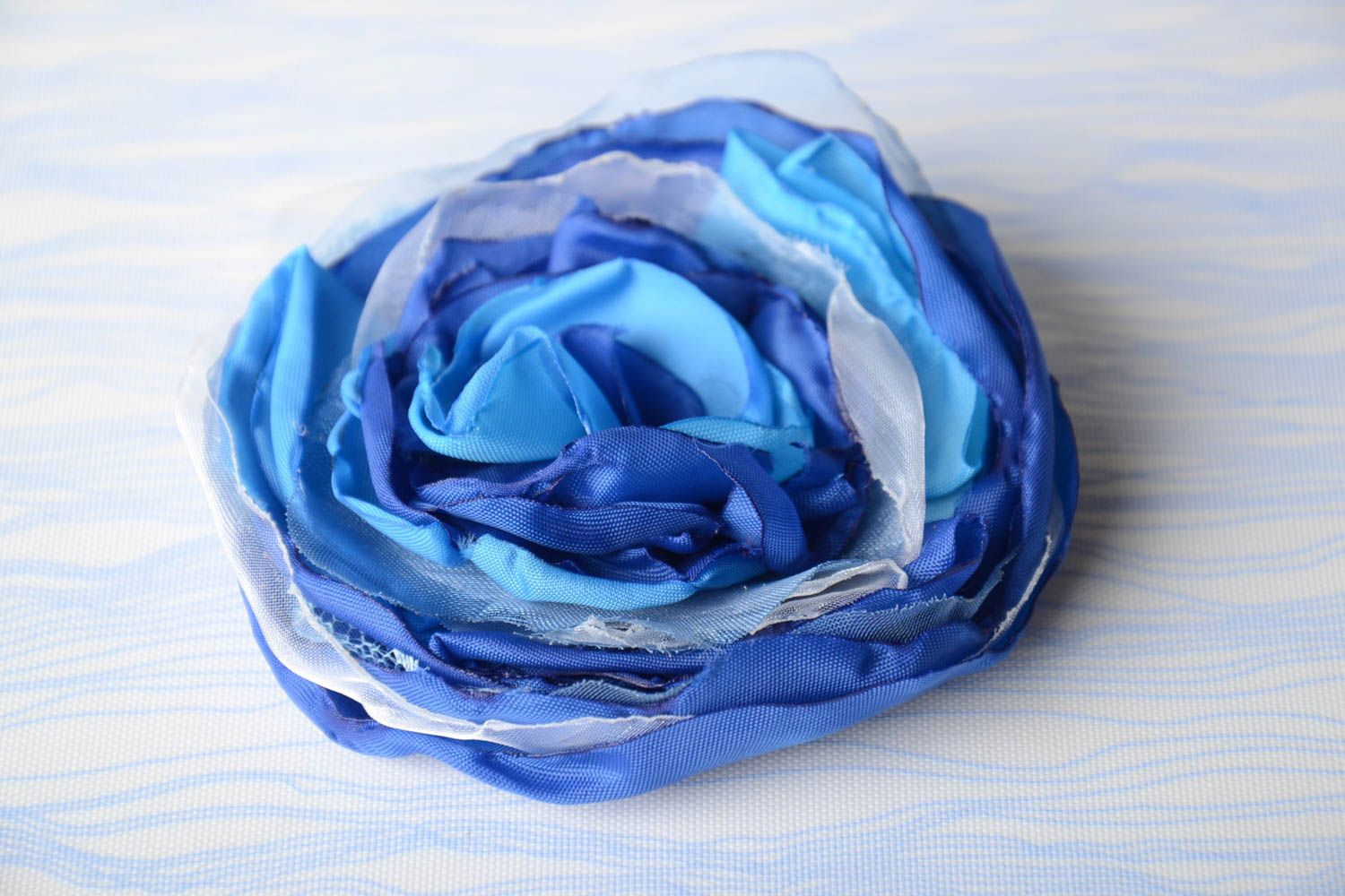 Синяя цветочная брошь из лент ручной работы объемная красивая для девушки фото 1