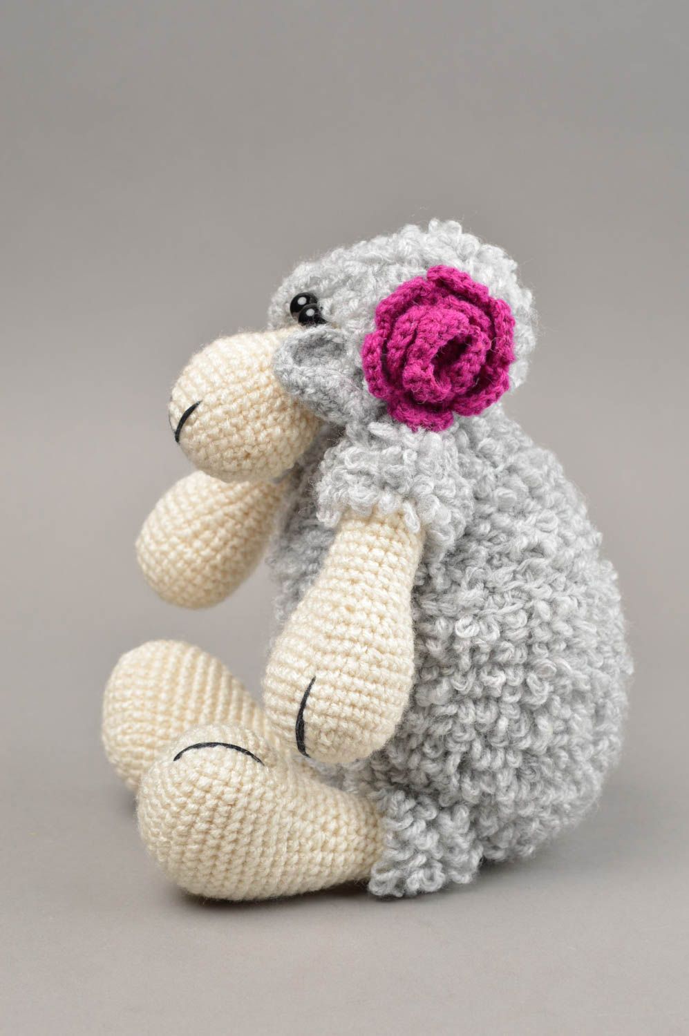 Peluche brebis tricotée au crochet grise belle originale faite main pour enfant photo 3