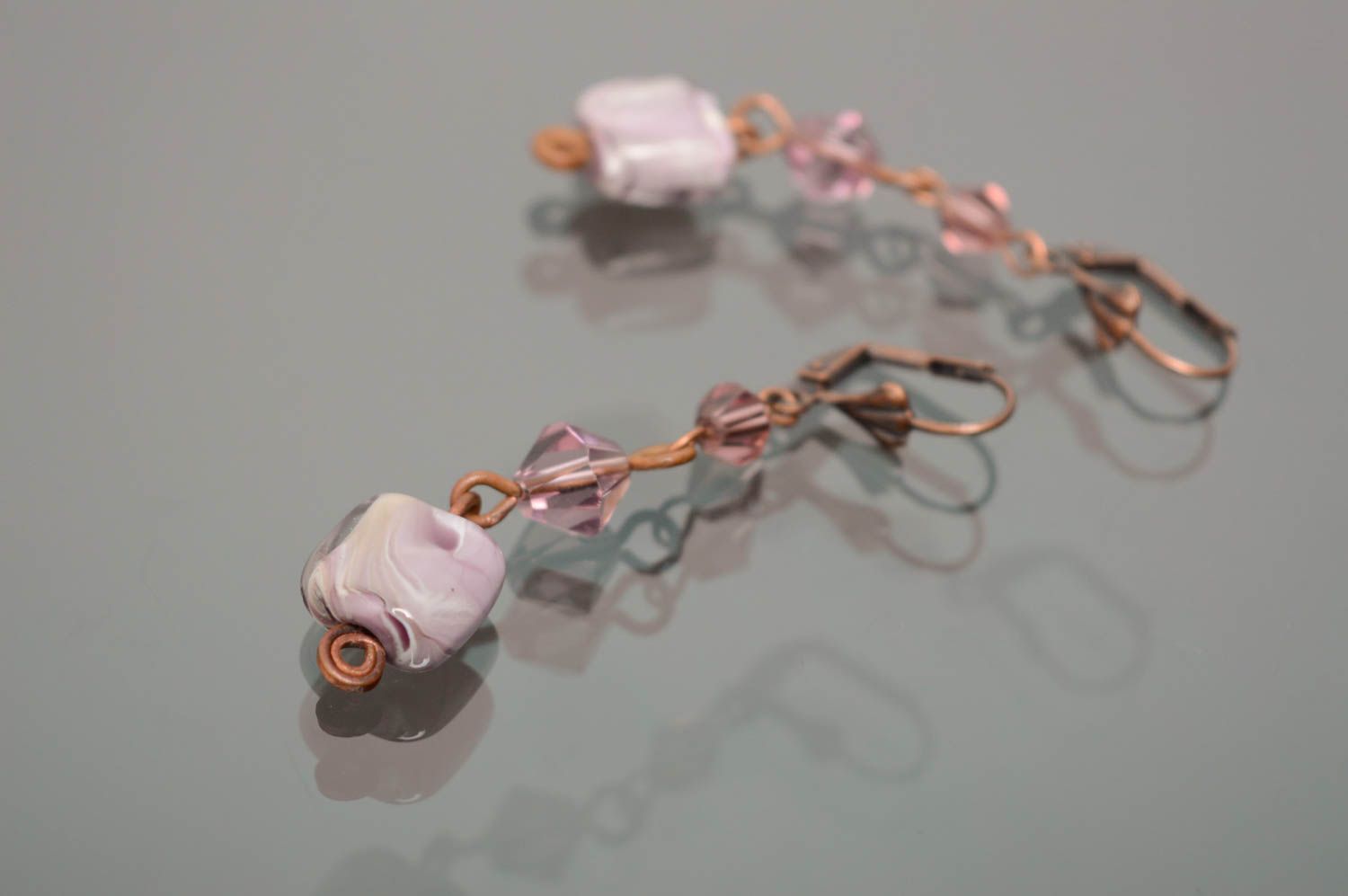 Longues boucles d'oreilles en cuivre technique wire wrap faites main Violettes photo 4