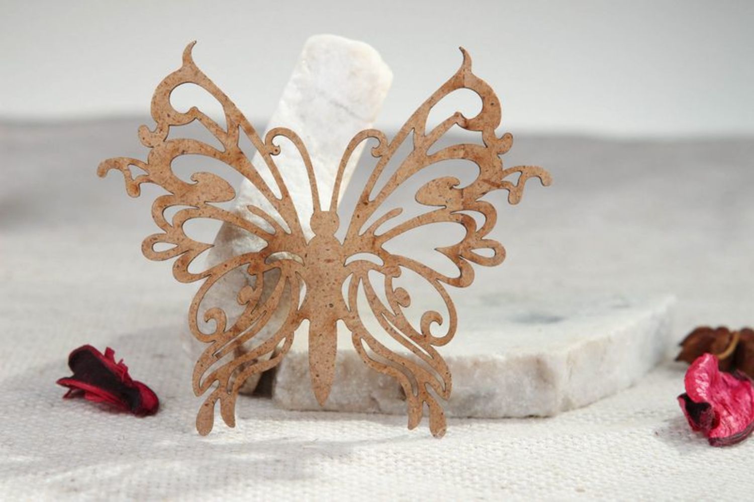 La pieza en blanco de madera para la creatividad Mariposa foto 1