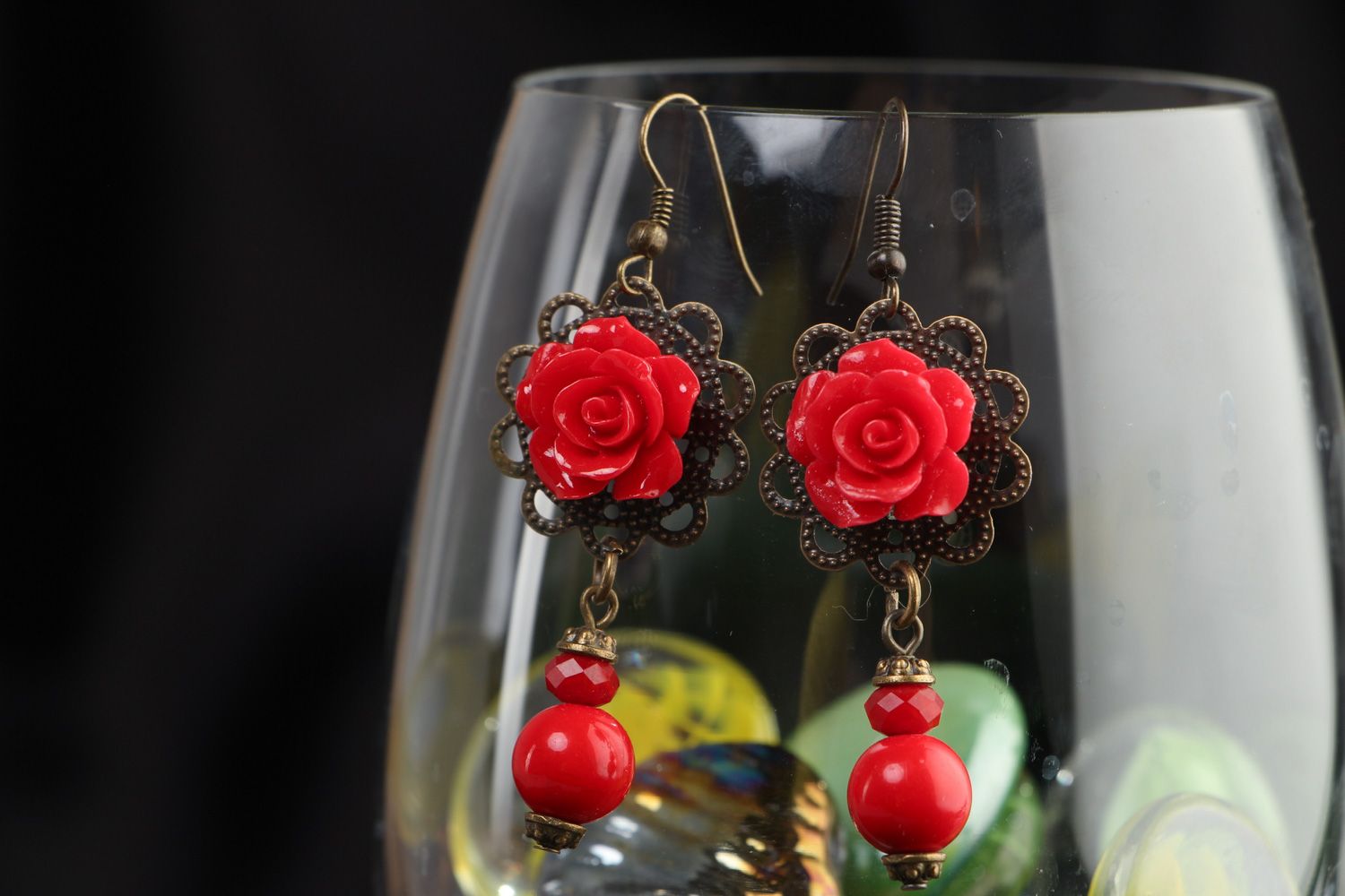 Rote handgemachte Ohrringe aus Ton mit Glaskugeln und metallischer Fourniture  foto 4