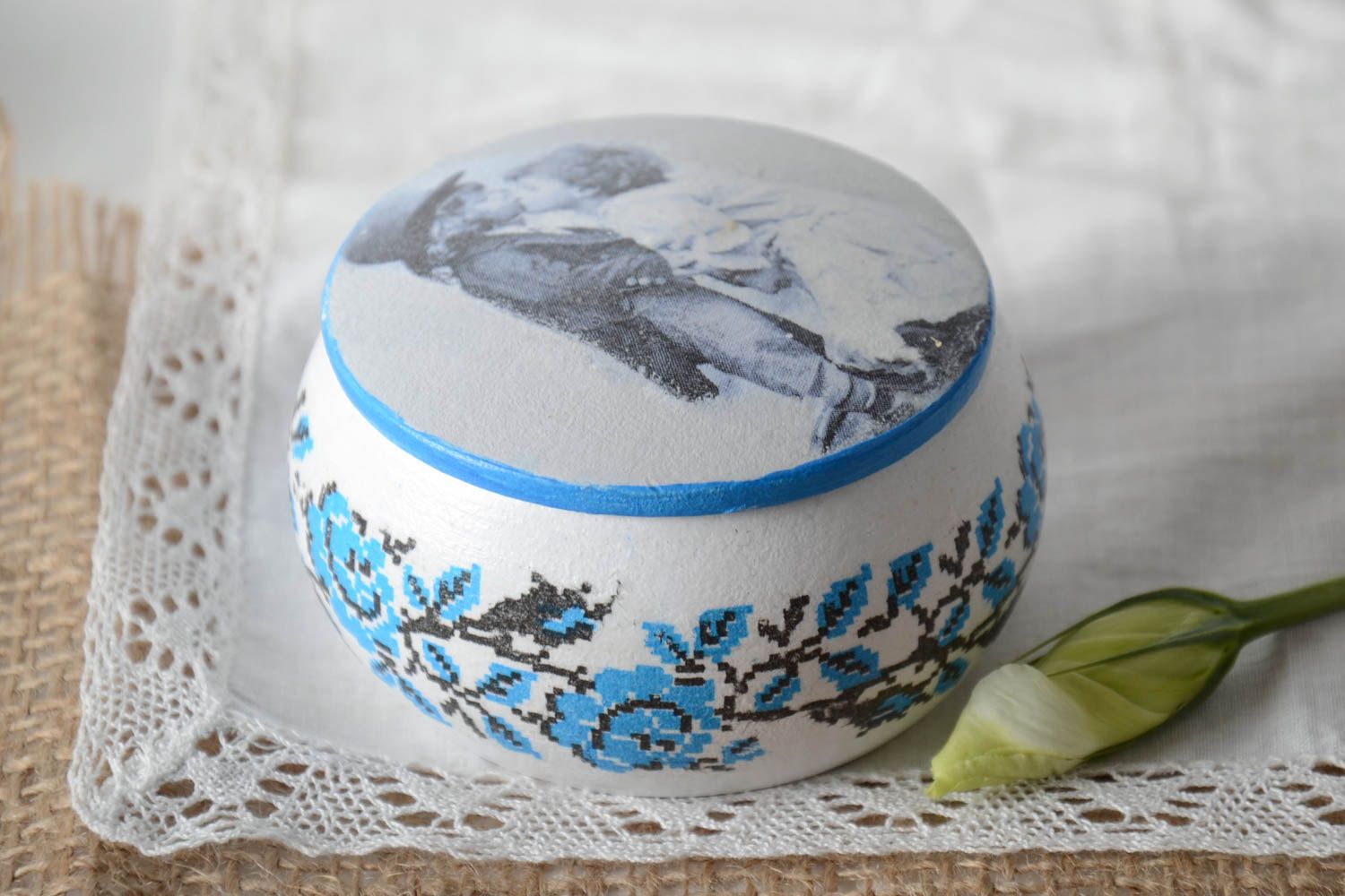 5 oz wooden round jar container with lid and hand-painted pattern in blue and white colors 0,2 lb photo 1