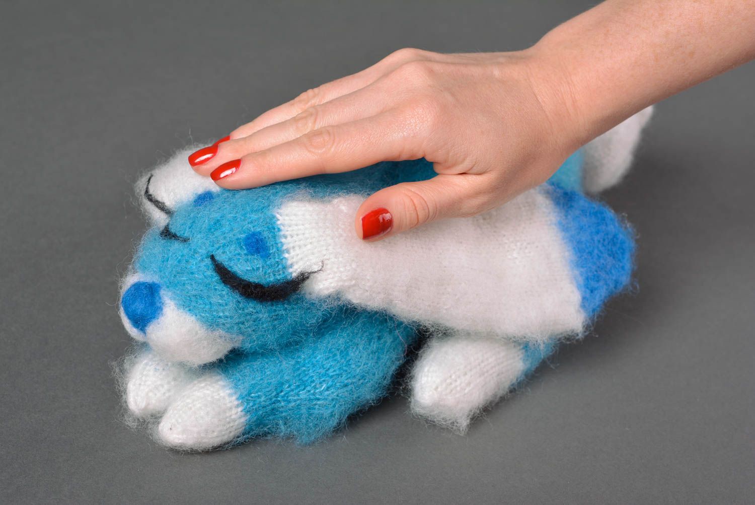 Peluche animal lièvre bleu Jouet fait main tricoté en laine Cadeau enfant photo 5