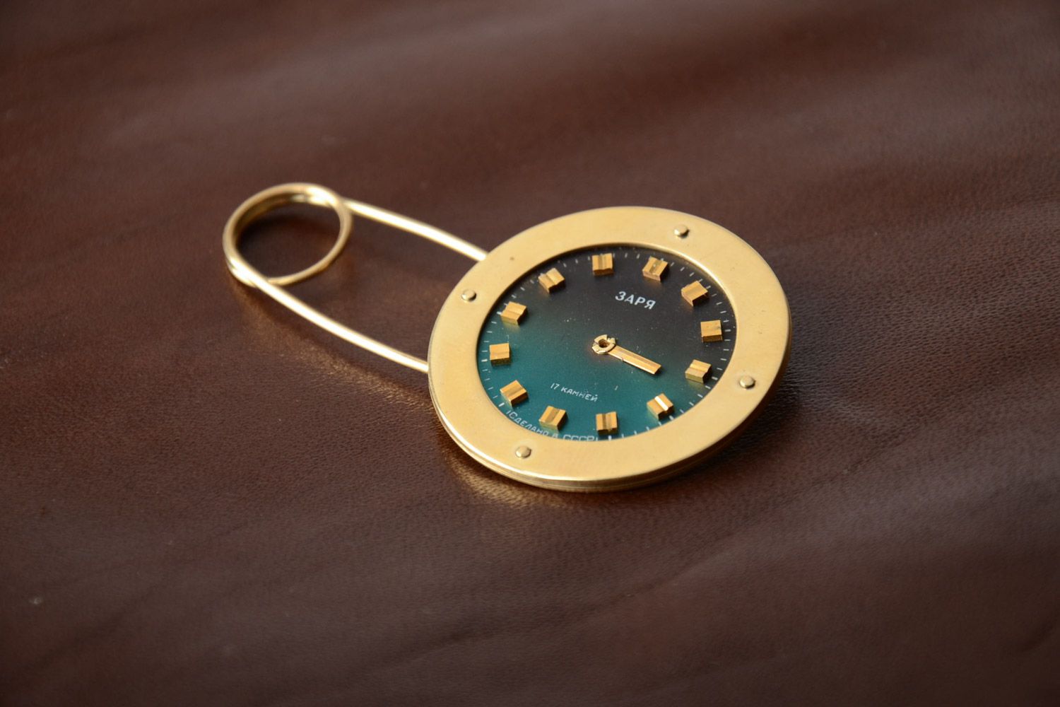 Broche de metal de latón hecho a mano redondo con mejanismo de relojería foto 1