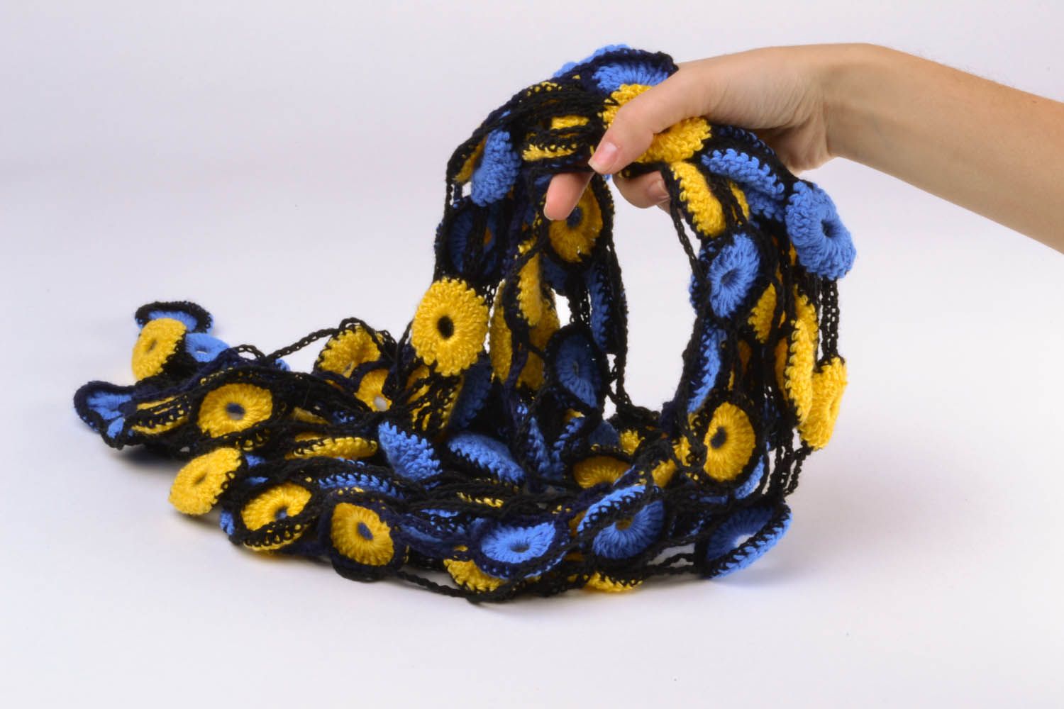Écharpe tricotée au crochet ajourée multicolore photo 5