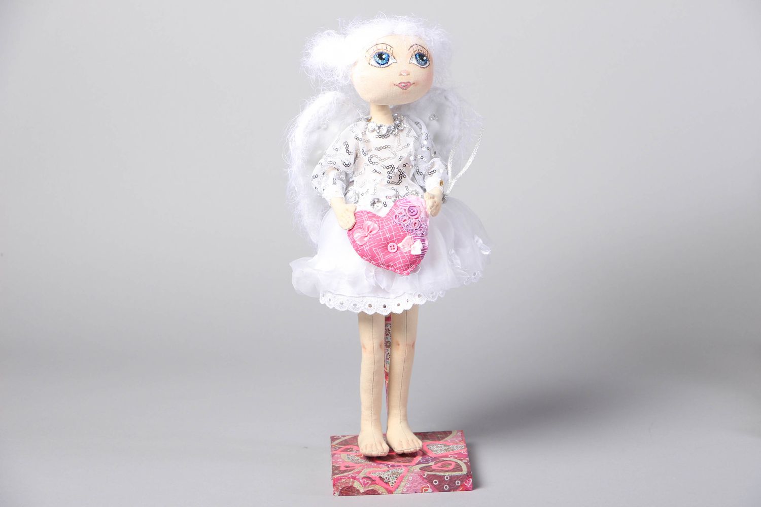 Мягкая кукла на подставке тканевая для декора детской фото 1