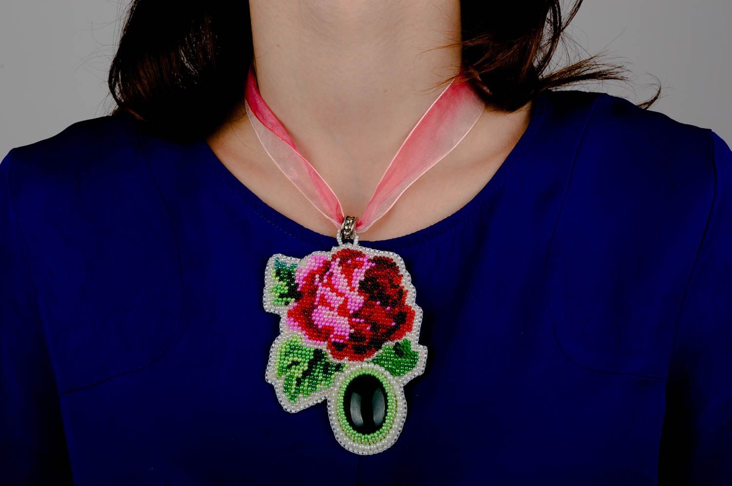 Колье из бисера украшение ручной работы ожерелье из бисера с камнем роза фото 5