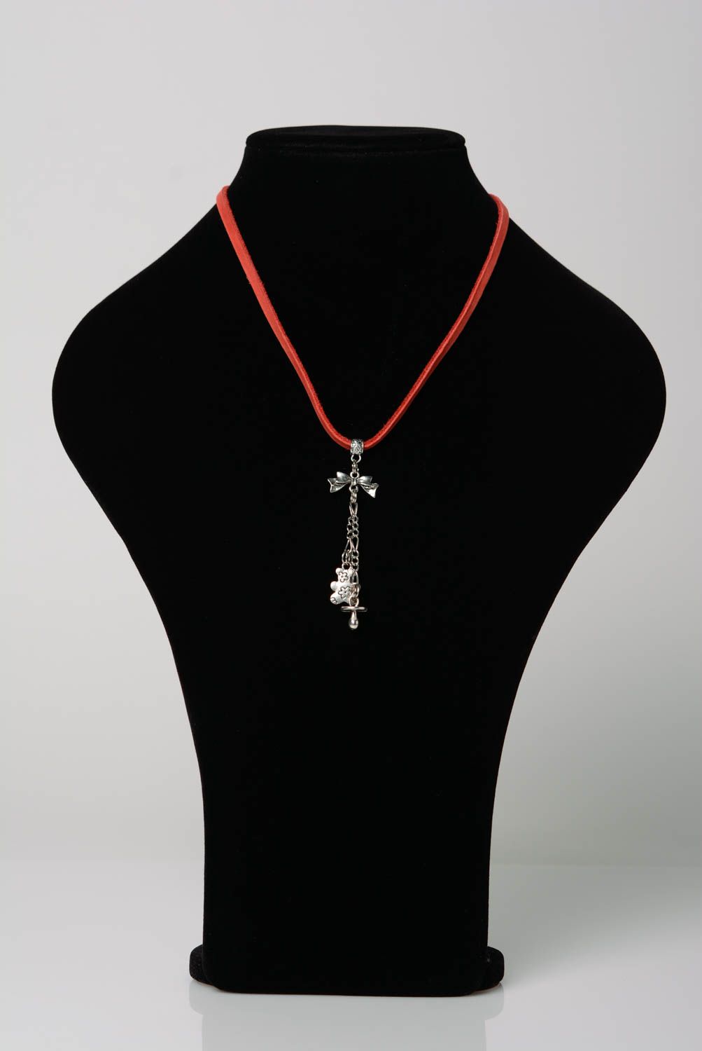Accessoire rouge fin pendentif fait main en cuir original et festif pour femme photo 2
