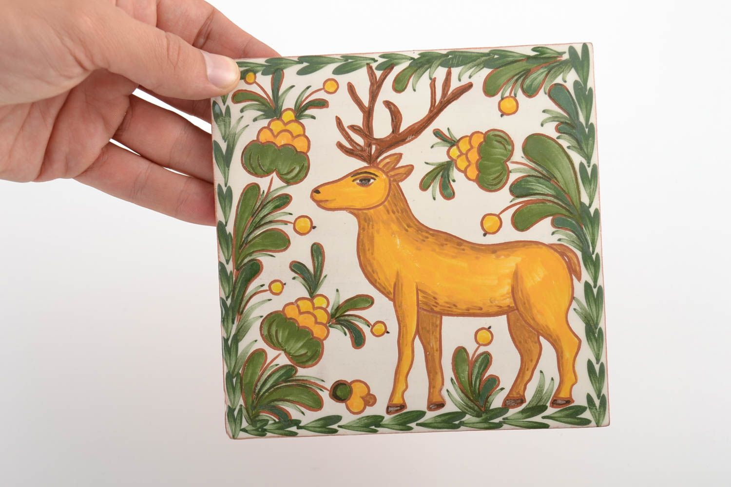 Керамическая плитка расписанная ангобами ручной работы с изображением оленя фото 2