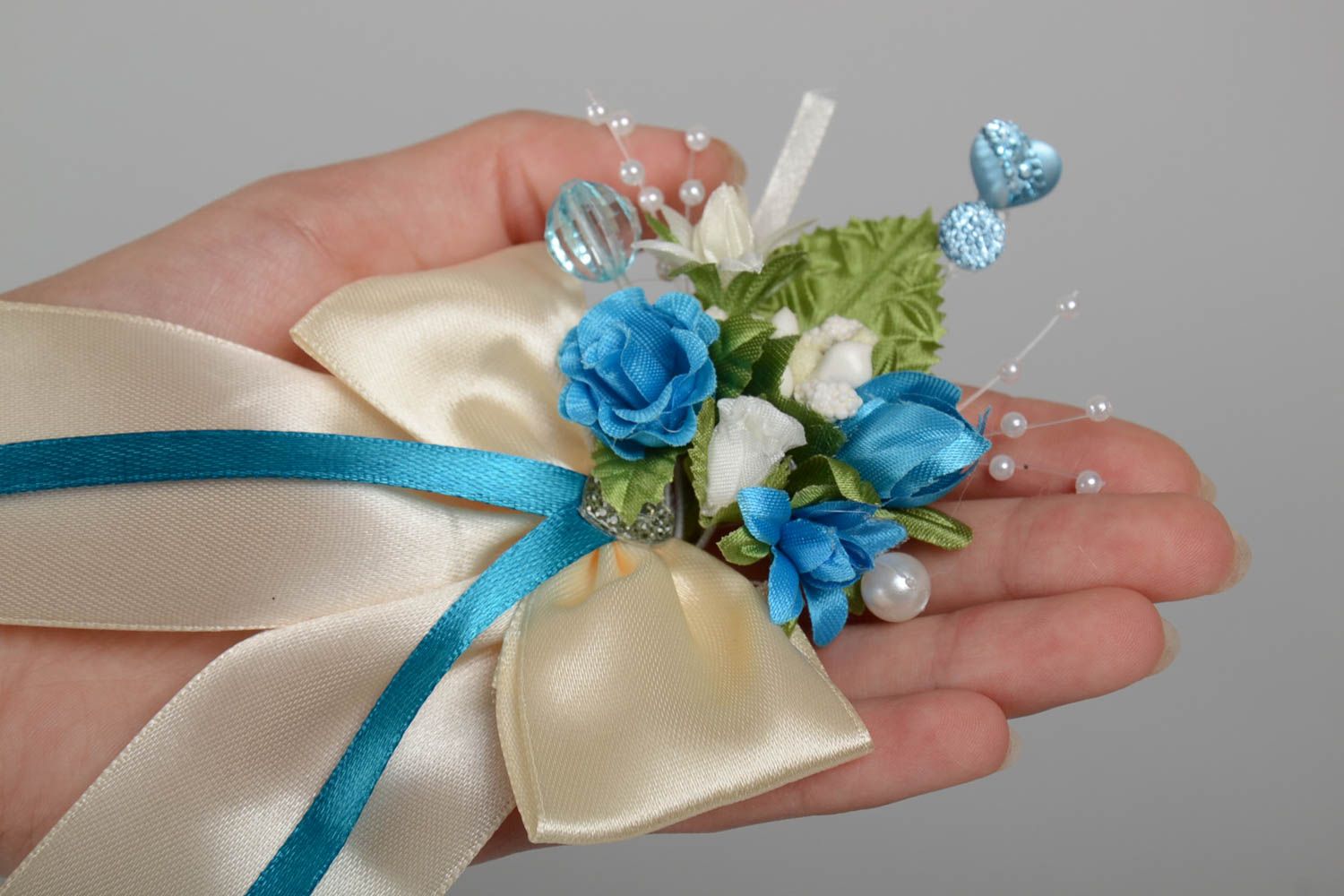 Hochzeit Boutonniere mit Blumen weiß blau aus Atlasbändern schön handmade foto 5