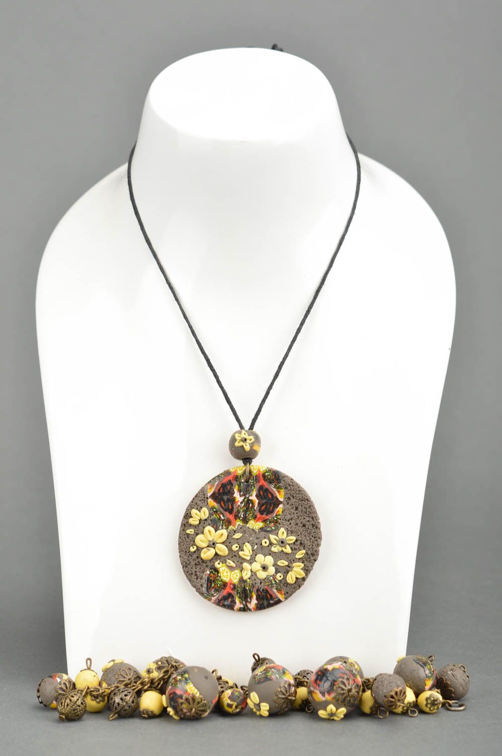 Parure bracelet et pendentif rond en pâte polymère bruns motif floral faits main photo 5