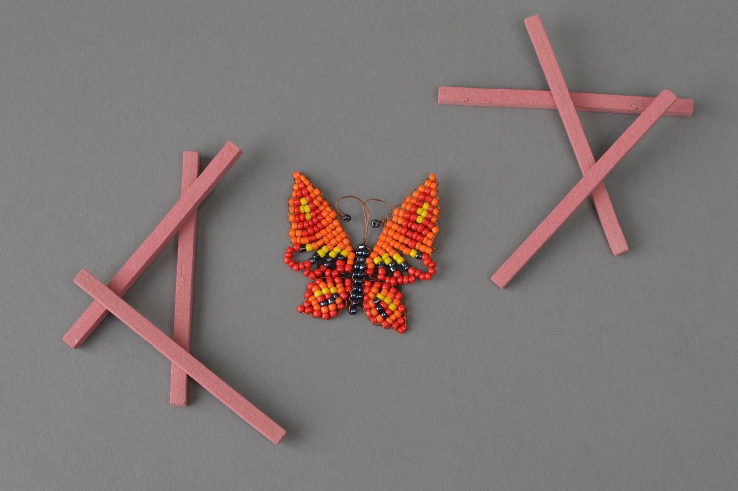 Magnet papillon orange tissé en perles de rocaille décoratif fait main photo 1