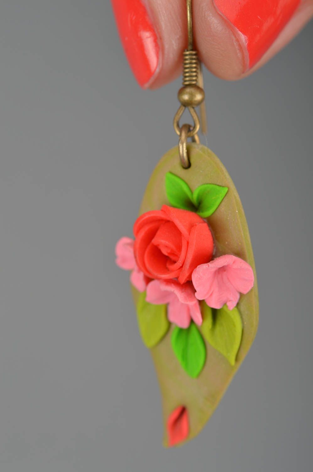 Boucles d'oreilles en pâte polymère avec fleurs faites main pendantes design photo 3
