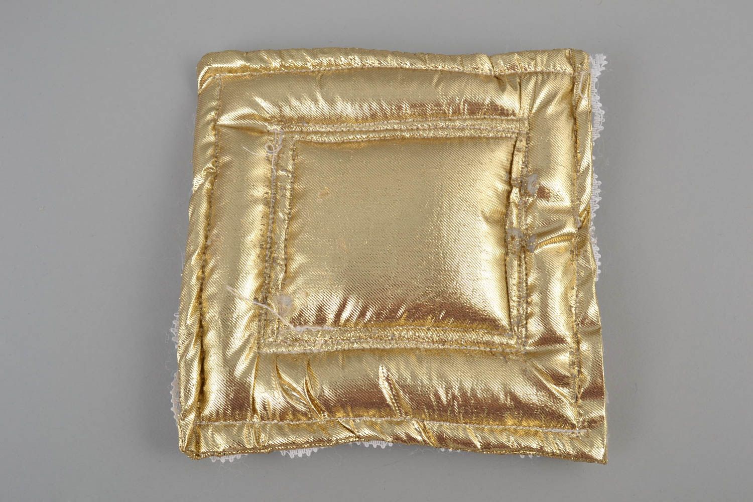 Originelles schönes goldenfarbenes handgemachtes Ringkissen für die Hochzeit foto 3