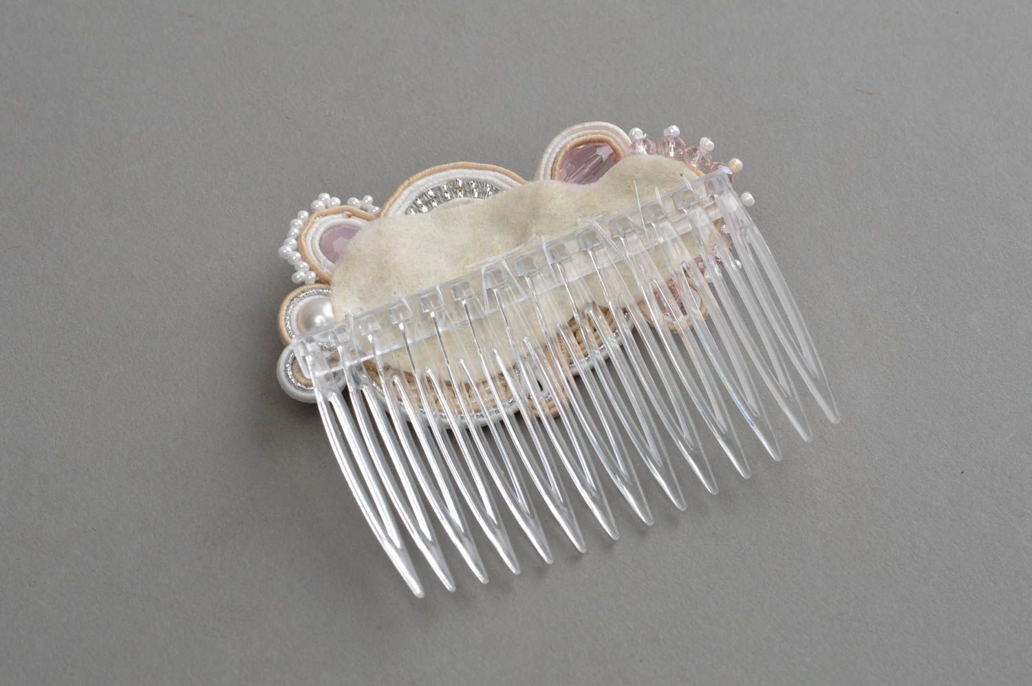 Schöner kleiner Haarkamm mit Glasperlen und Perlmutter in Soutache Technik foto 4