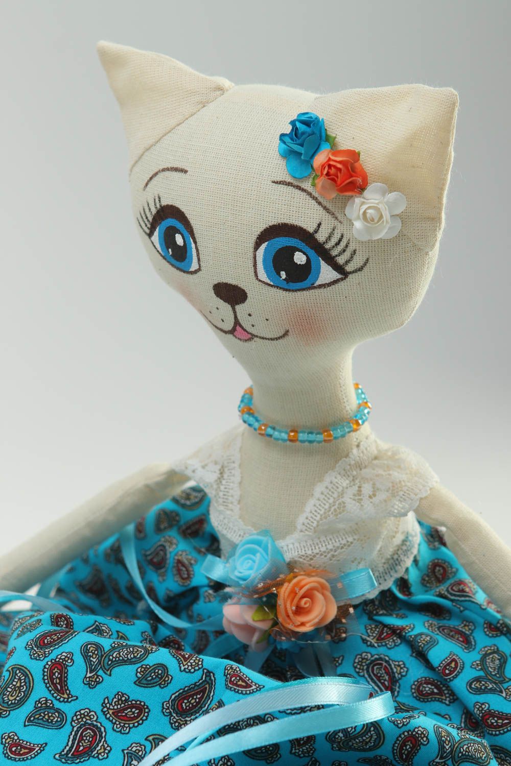 Игрушка ручной работы игрушка кошка оригинальная игрушка в платье красивая фото 3