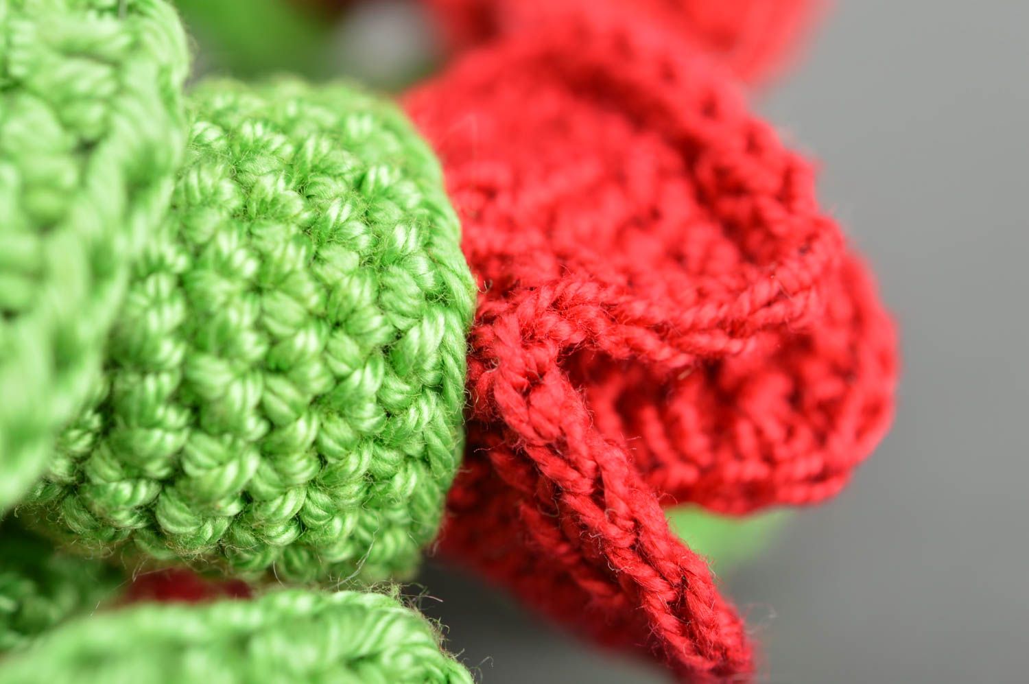 Grande barrette broche 2 en 1 tricotée en forme de pavot rouge vert faite main  photo 4