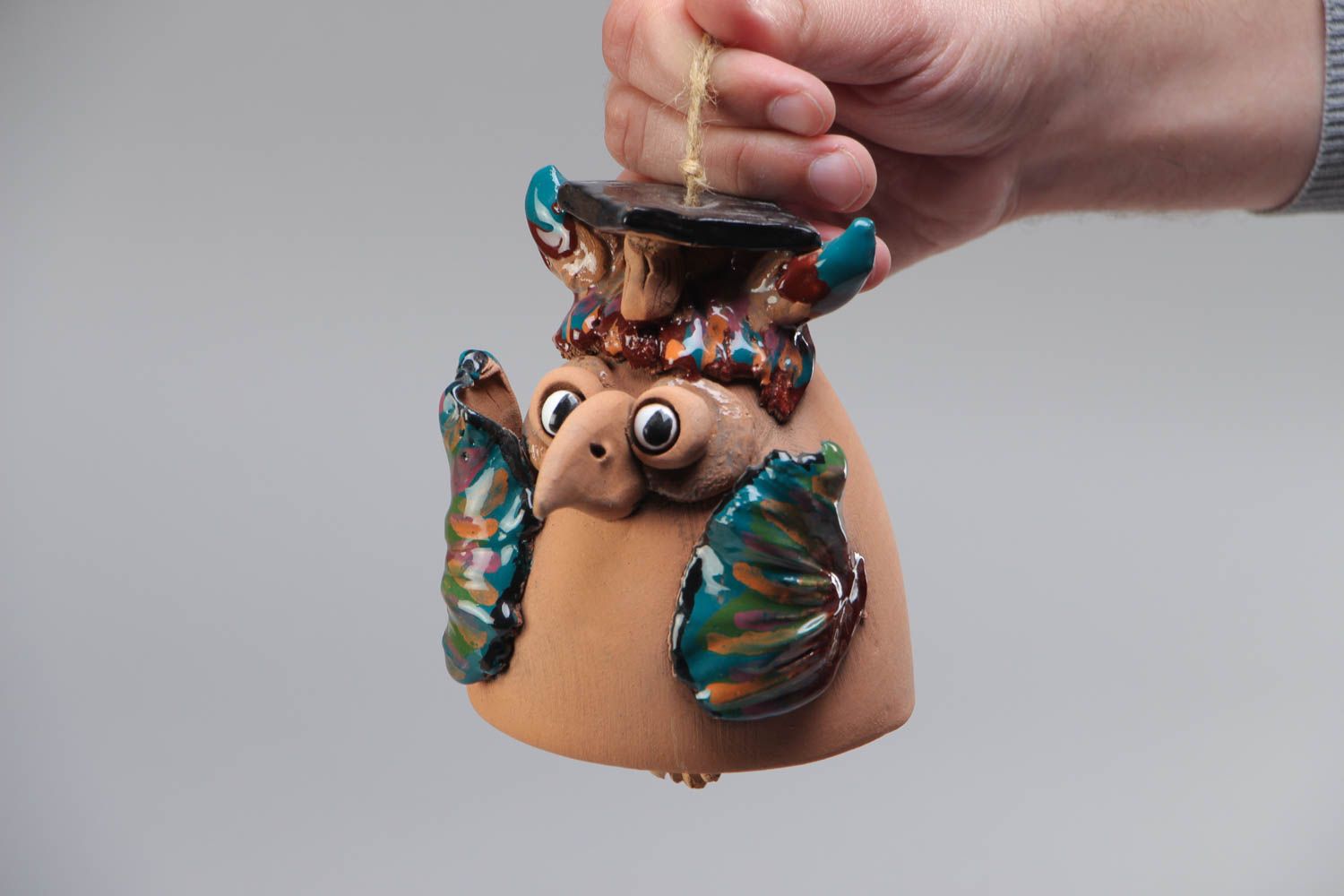 Künstlerisches buntes handmade Keramik Glöckchen in Form von Eule foto 4