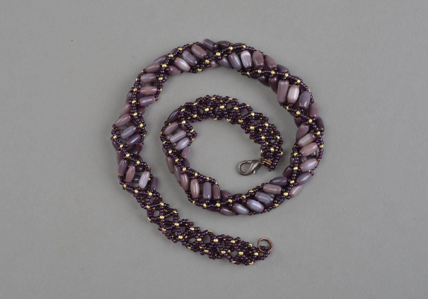 Фиолетовое колье из натурального камня и бисера ручной работы нарядное фото 2