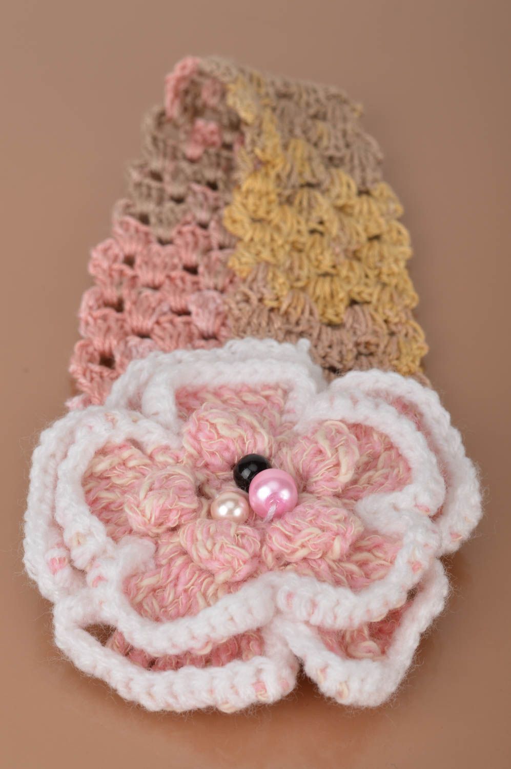 Вязаная повязка на голову с розовым цветком из акриловой нити и бусин хэнд мэйд фото 2