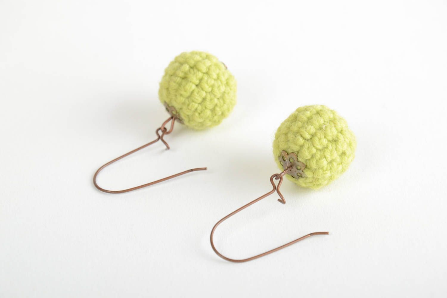 Boucles d'oreilles boules vertes recouvertes de fils en coton faites main photo 3