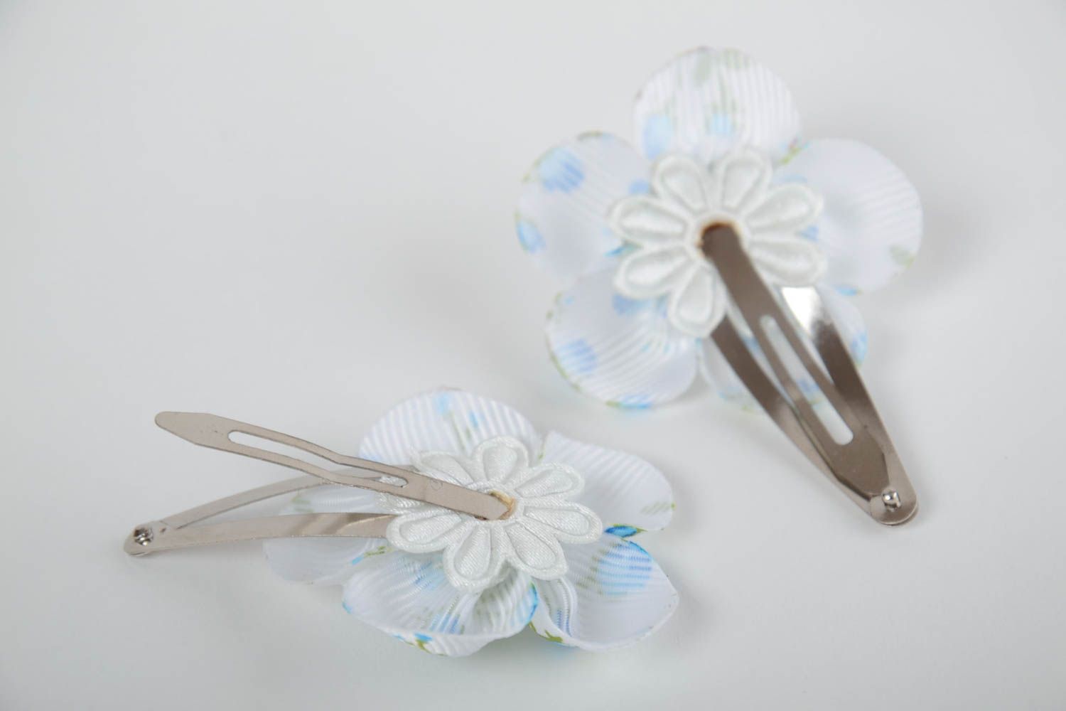 Set of 2 white handmade children's rep ribbon flower hair clips photo 3