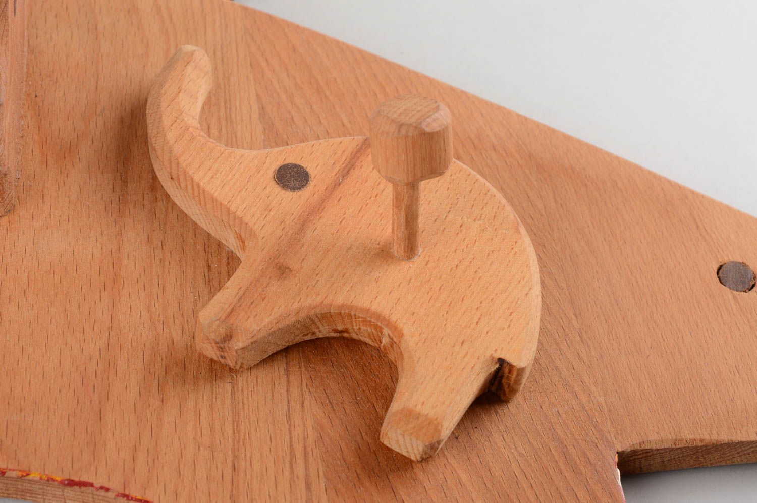 Percha de madera para ropa hecha a mano con forma de animal foto 4