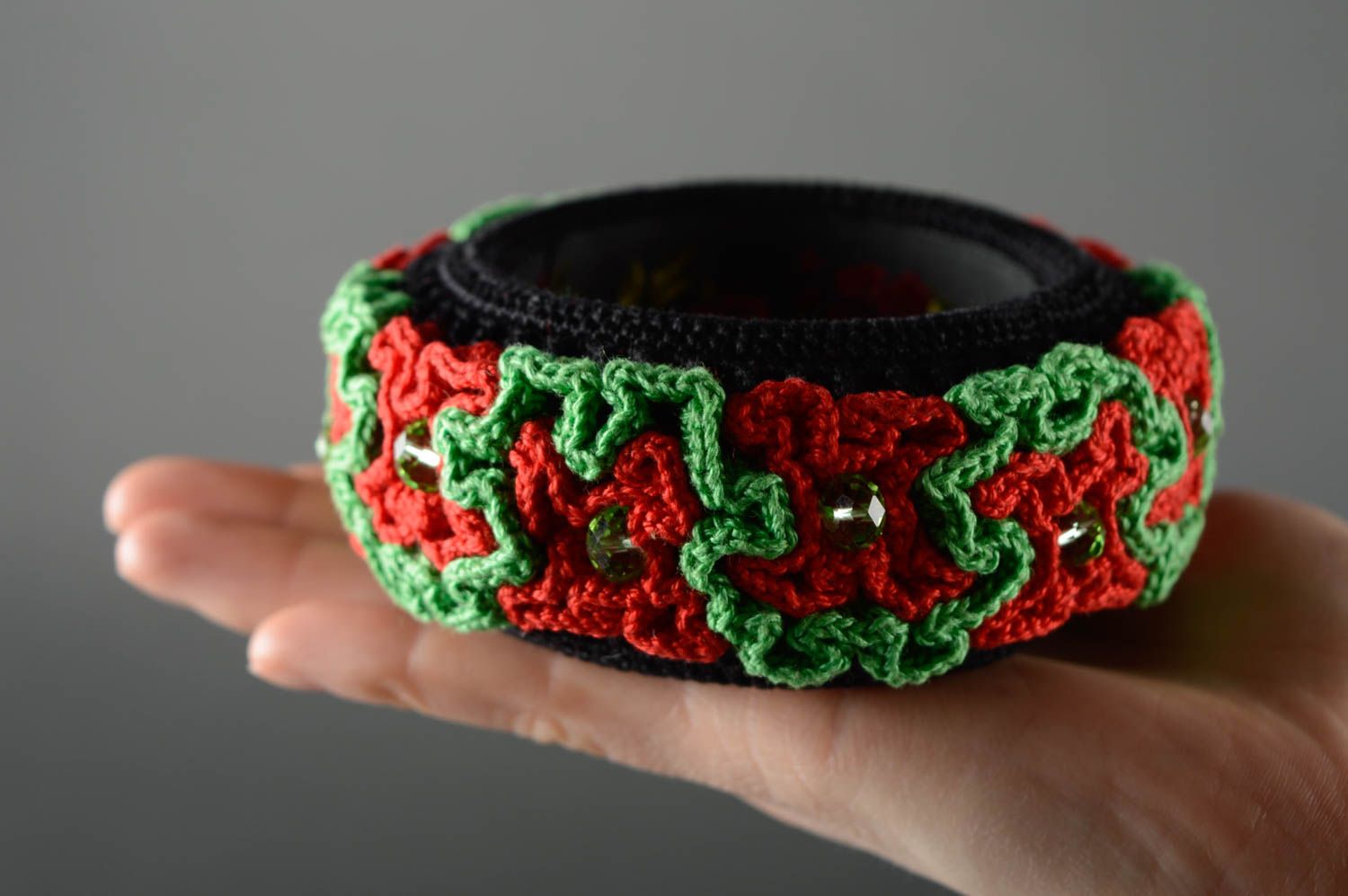 Bracelet large tricoté au crochet vert rouge noir fait main avec fleurs  photo 3