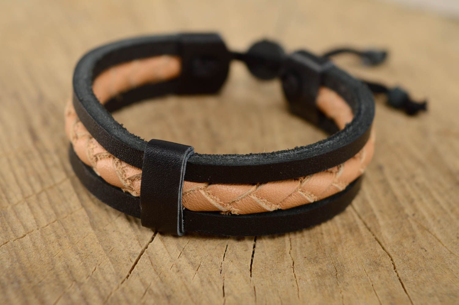 Bracelet fait main de vrai cuir avec élément tressé accessoire noir beige photo 1