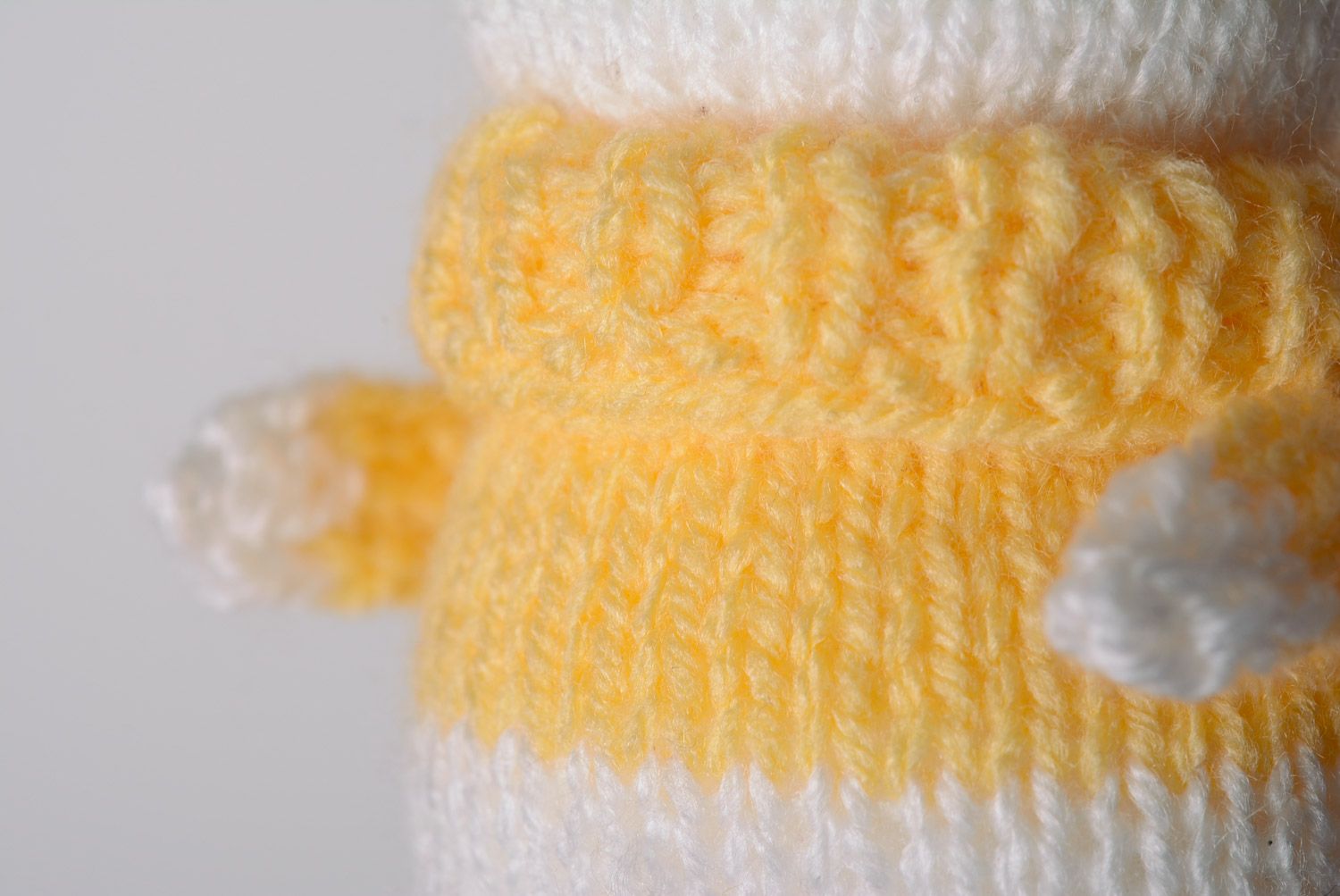Petit jouet mou tricoté avec aiguilles Lièvre blanc et jaune fait à la main photo 5