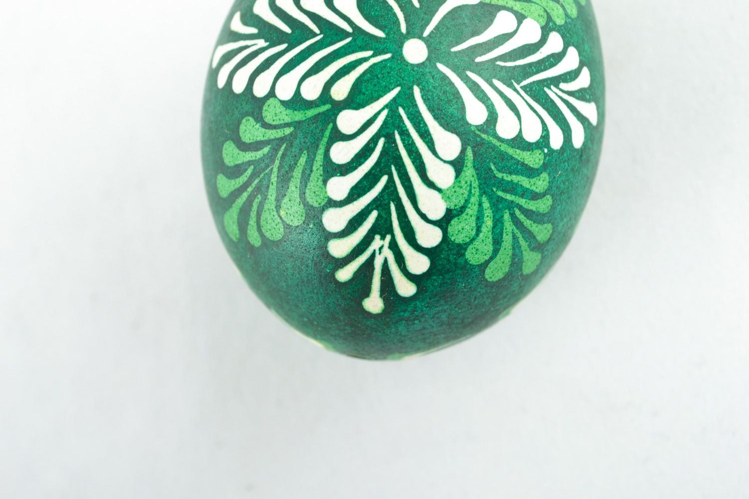 Œuf-écrit pyssanka faite main vert peinture à la cire déco de Pâques photo 4