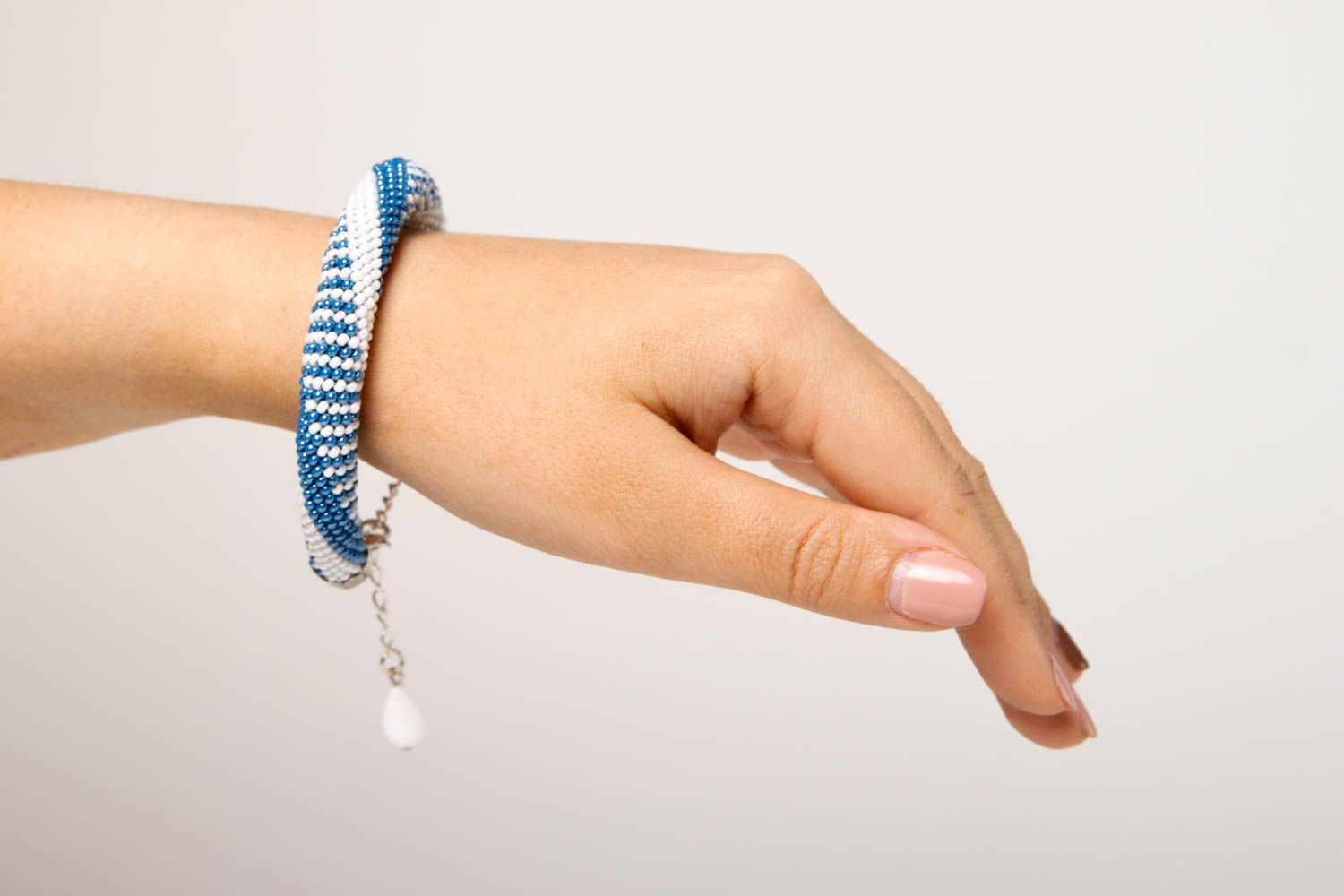 Weiß blaues Glasperlen Armband handmade Designer Schmuck Frauen Accessoire eng foto 2