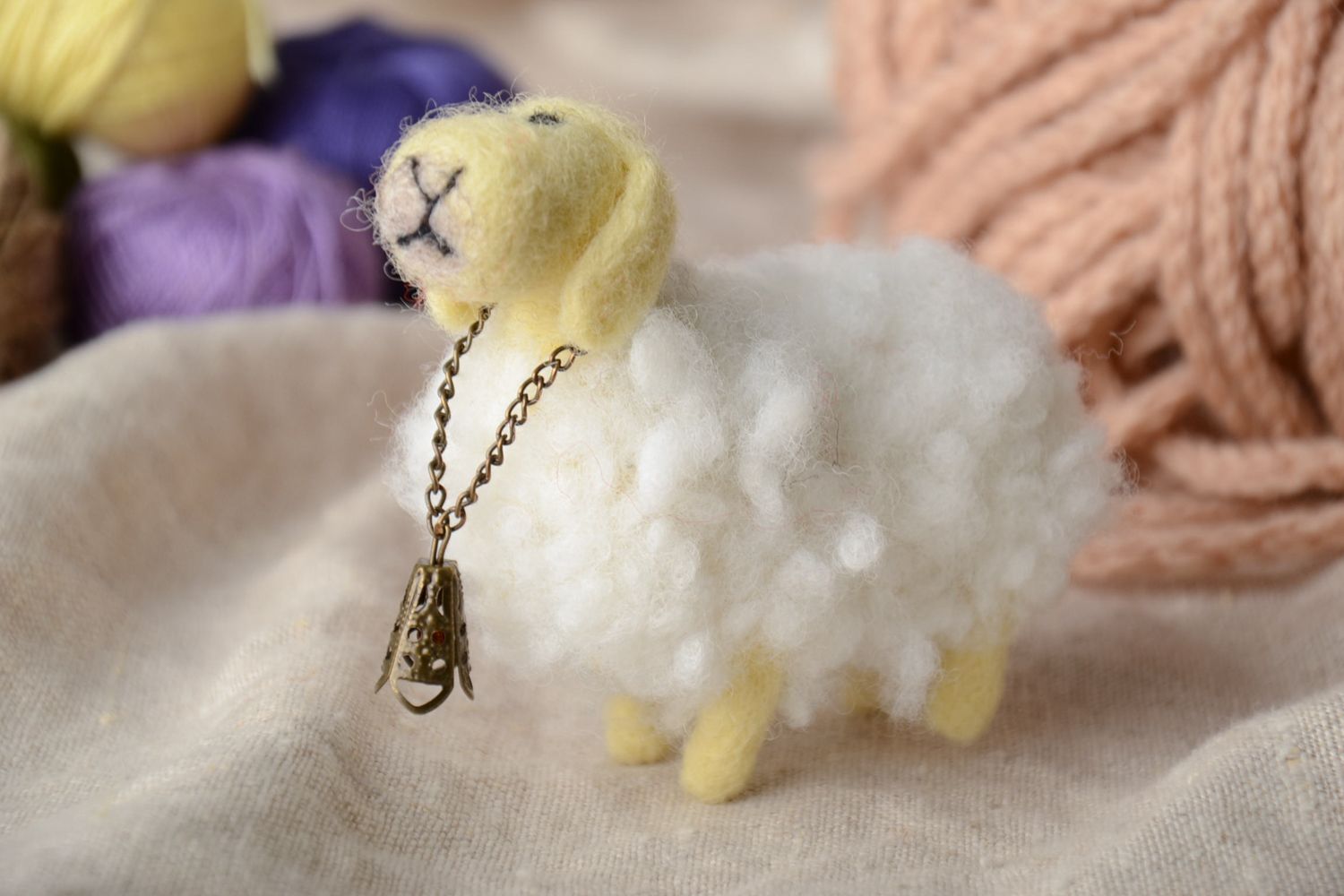 Juguete de fieltro, ovejita de lana para decorar interior foto 1