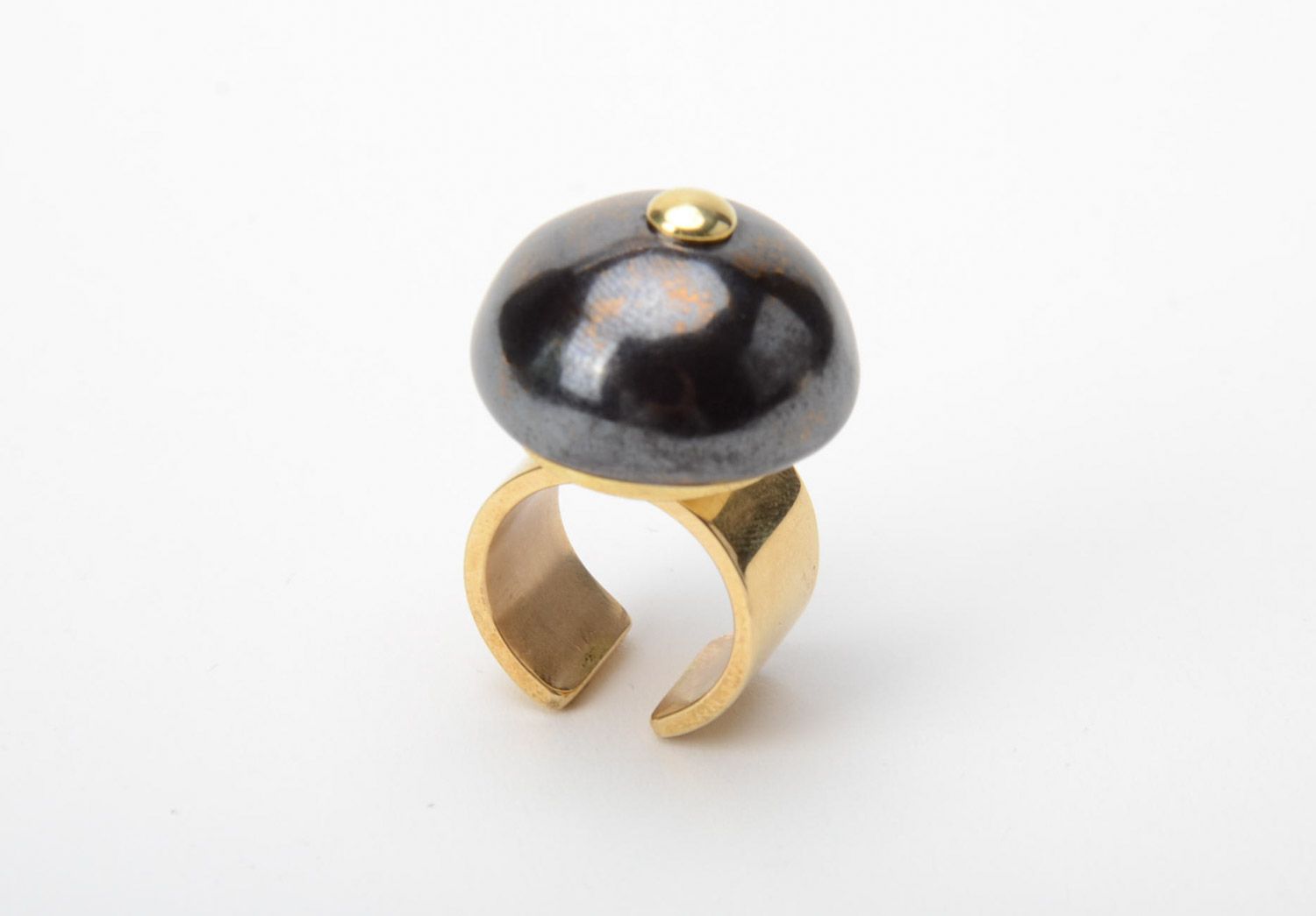 Schöner schwarzer offener handmade Ring mit Verzierung aus Fayence aus Metall für Damen foto 4