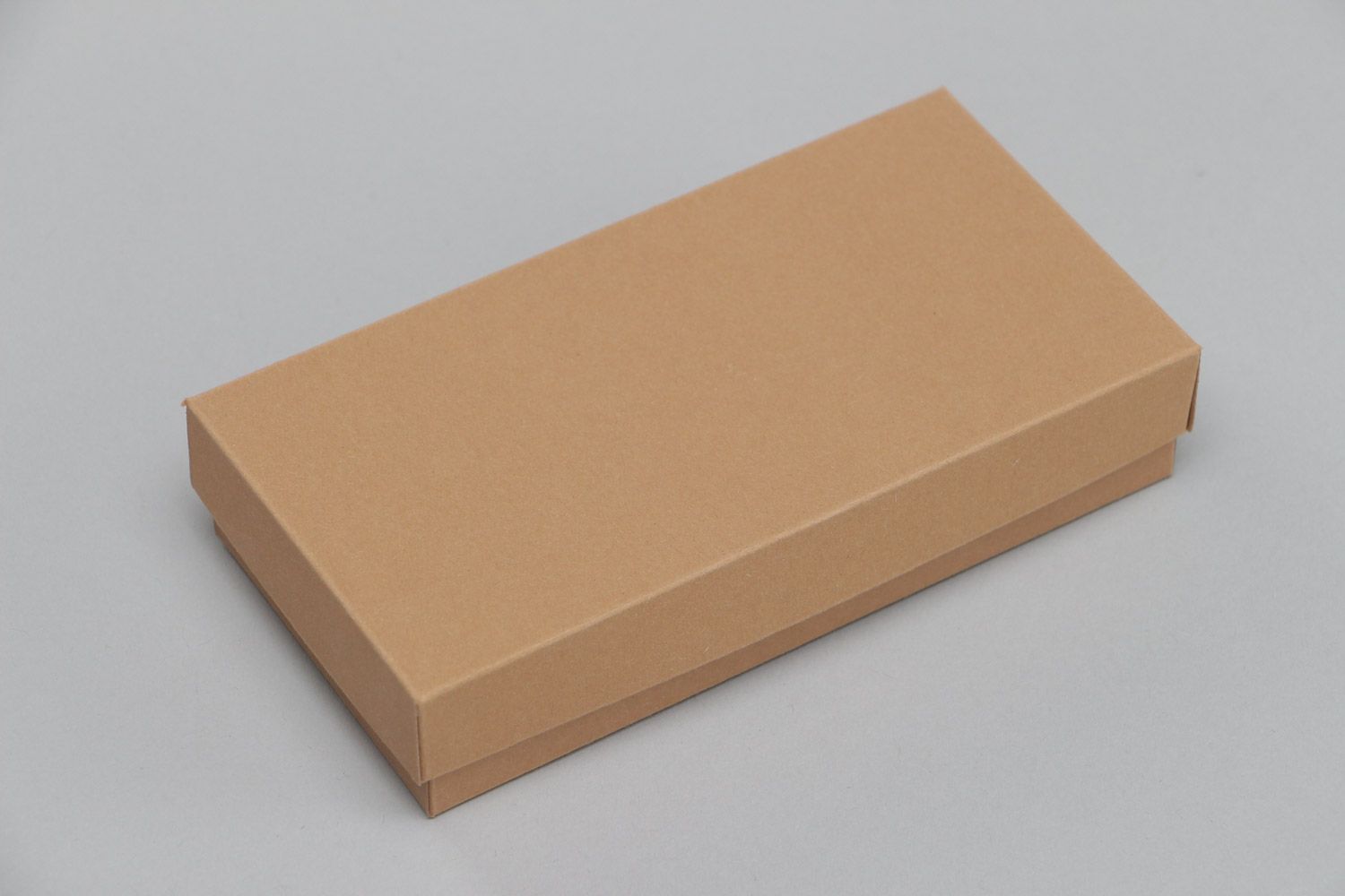 Коричневая картонная коробка для подарков ручной работы небольшая фото 3