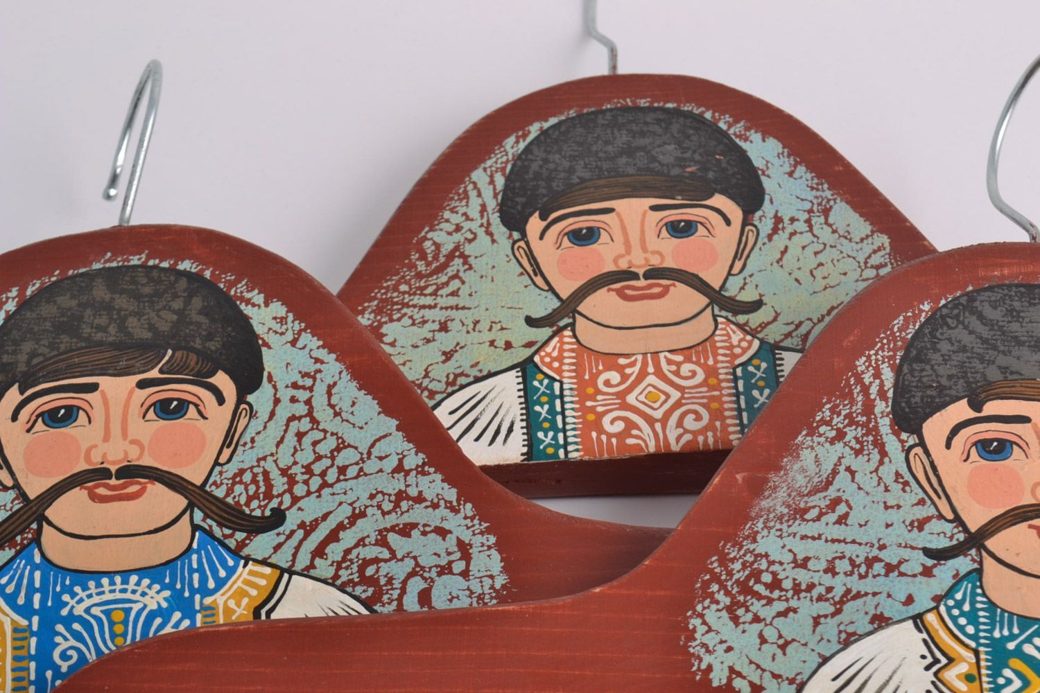 Ensemble de trois cintres en bois originaux décorés faits main pour garçon photo 3