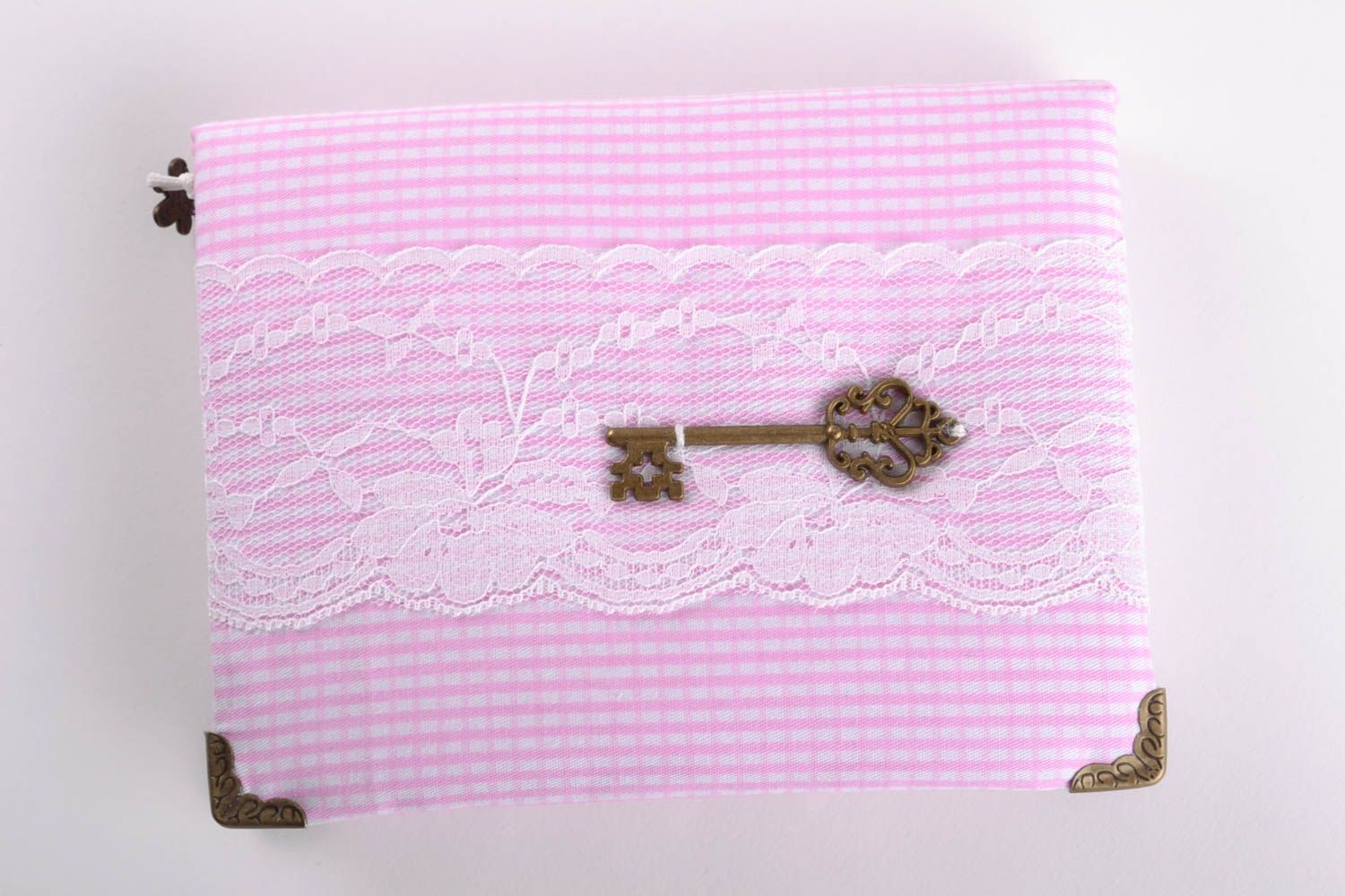 Carnet rose avec couverture en tissu et dentelle décoré de clé fait main femme photo 3