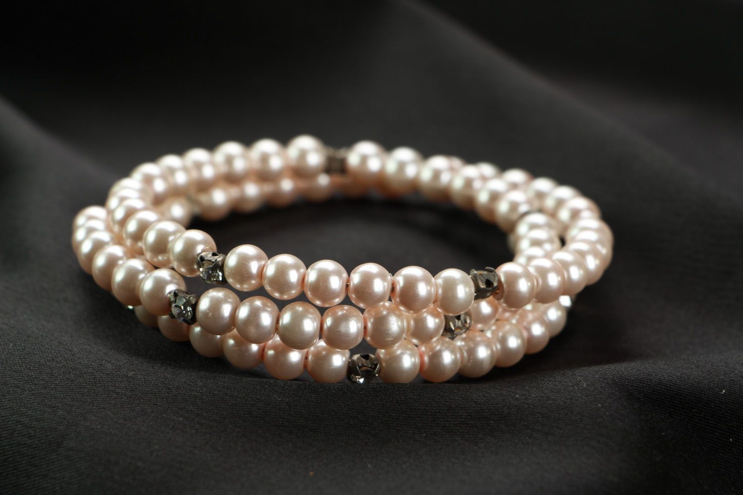 Bracelet with pearl-like beads photo 1