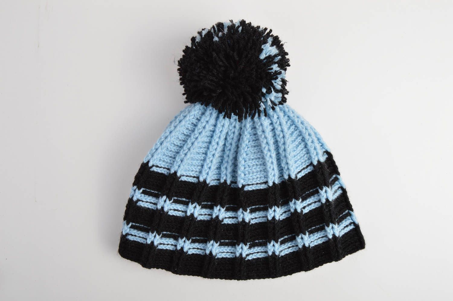 Bonnet tricot fait main Chapeau au crochet Vêtement enfant avec pompon noir photo 3