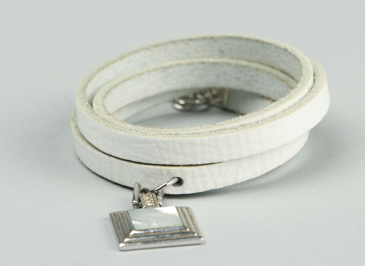 White leather bracelet photo 2